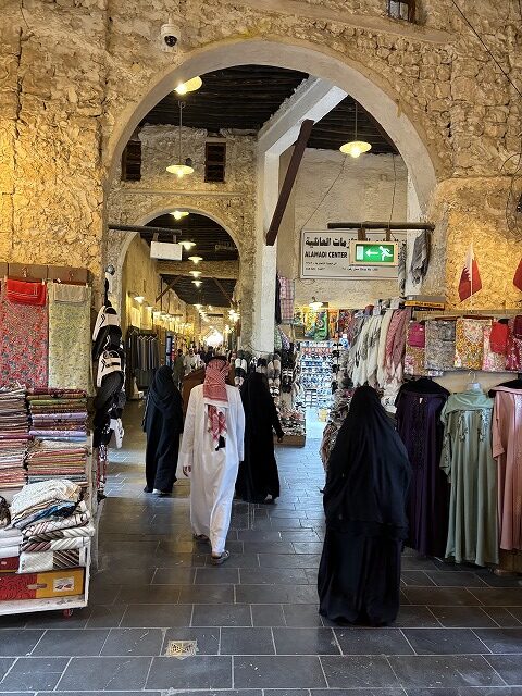 建物の前に立っている人たち