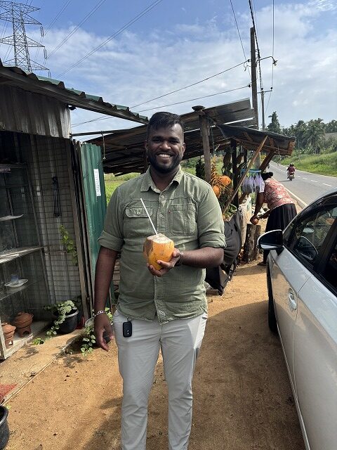 車の横に立つ男性