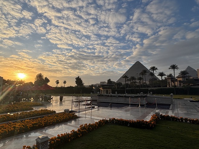 水に囲まれている建物