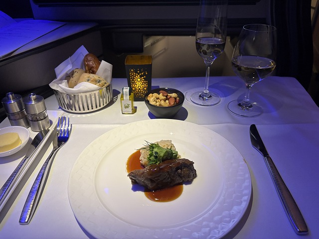 皿の上の料理とワイン