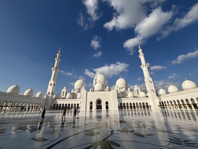 雪が積もっている建物