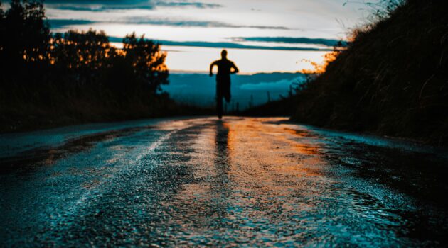 夕日が沈む水辺