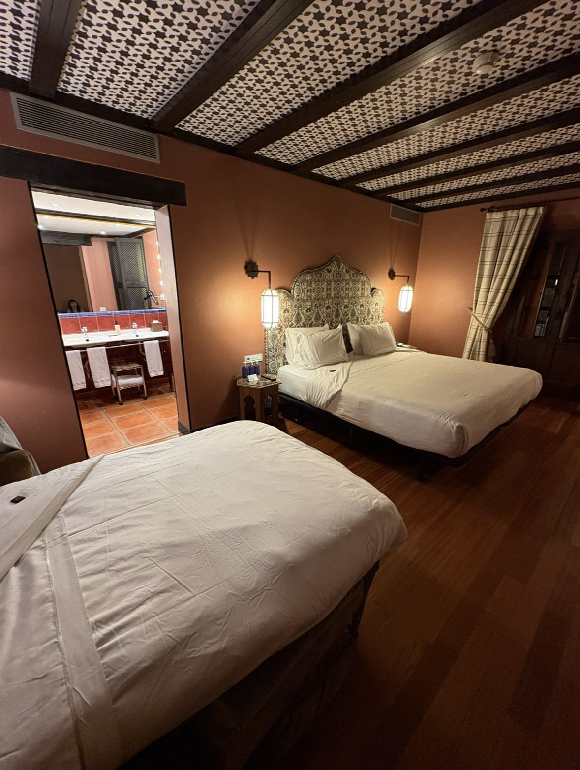 寝室の一角にあるベット