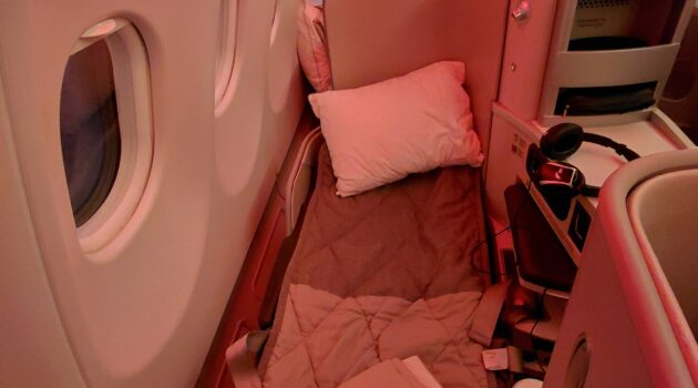 鏡に映った姿を撮影している