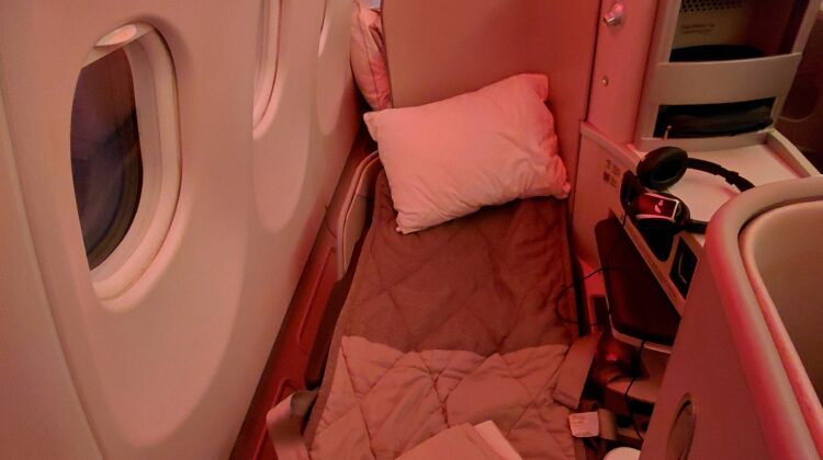 鏡に映った姿を撮影している