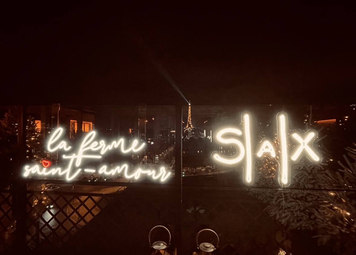 夜に光っている看板