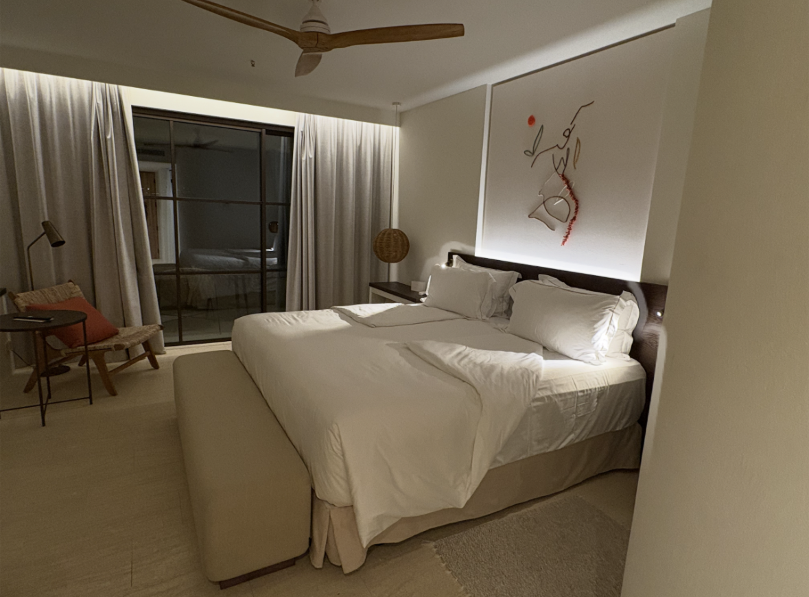 寝室の一角にあるベット