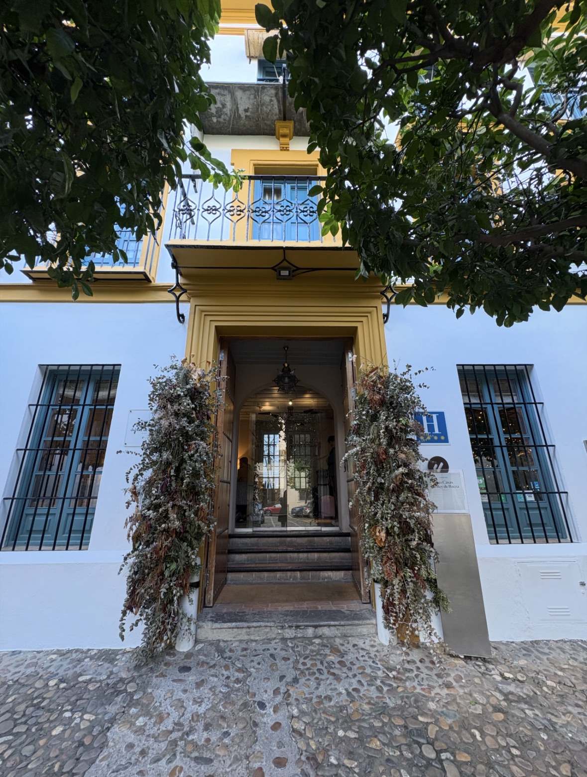 建物の前に立っている時計台