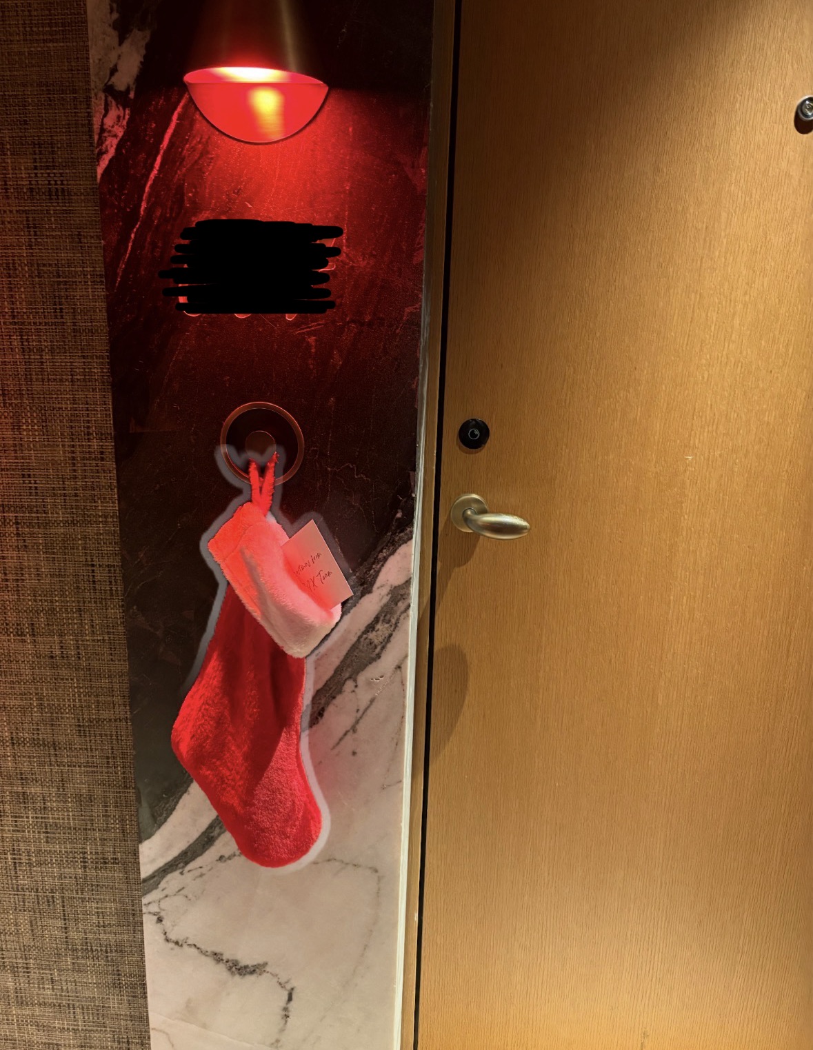 鏡に映った姿を撮影している女性