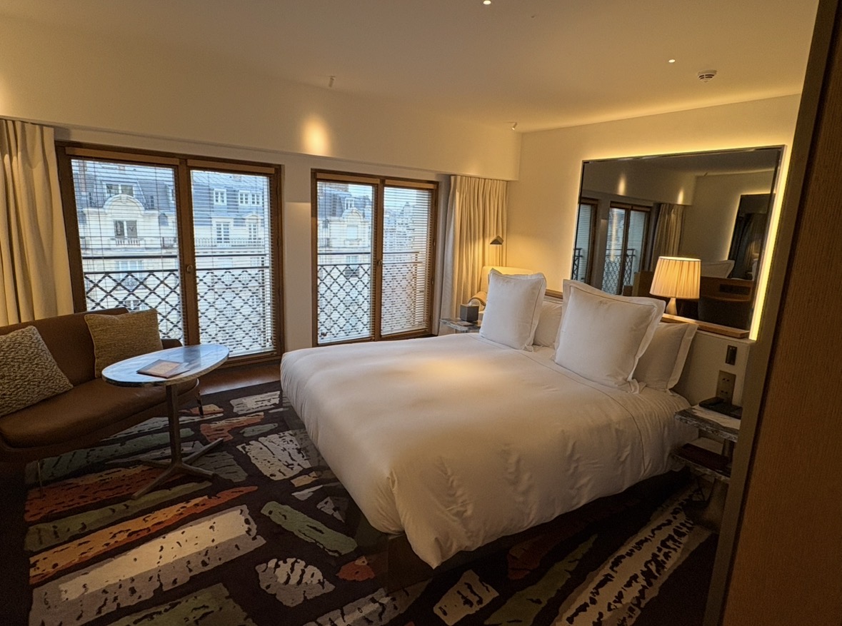 寝室の一角にあるベット