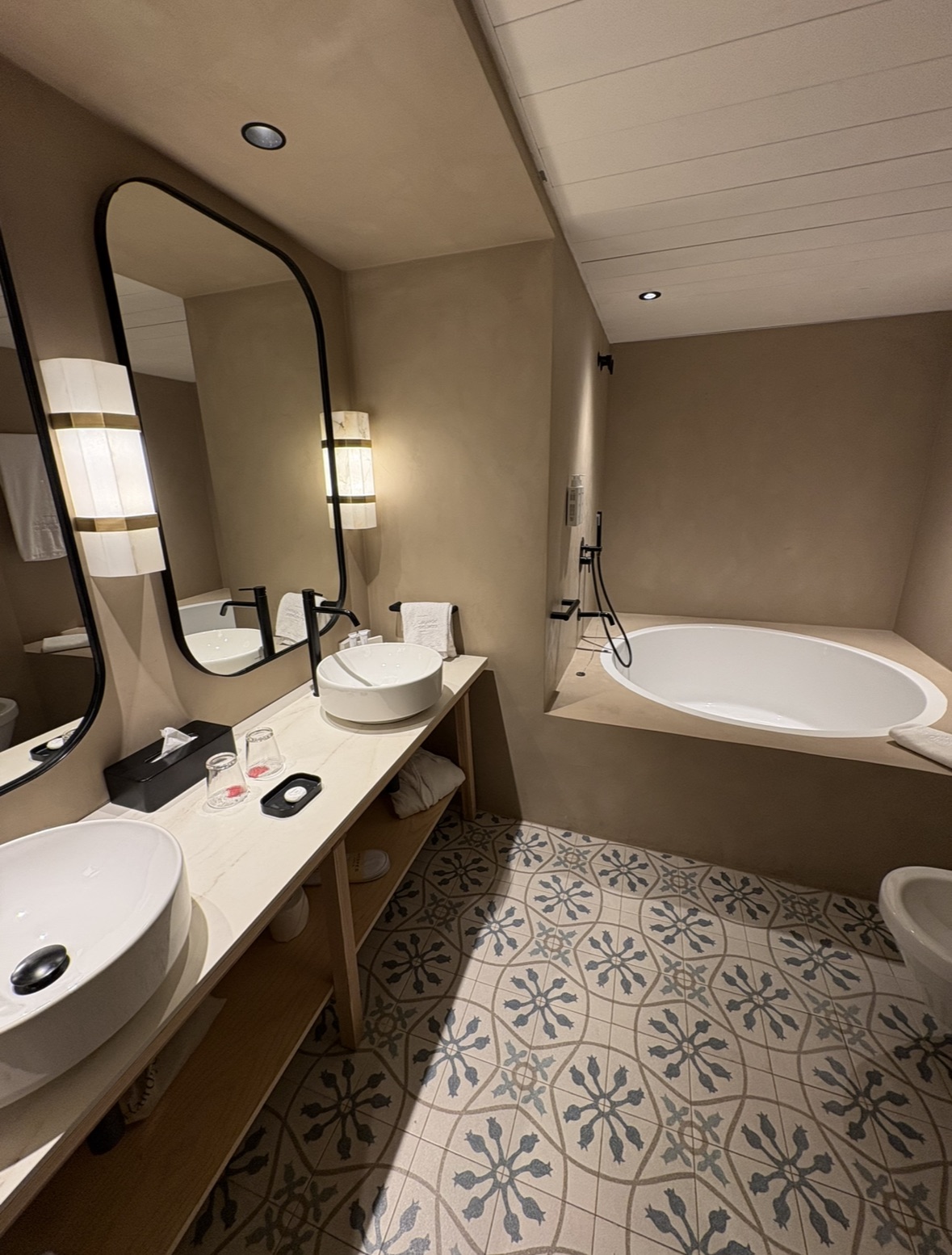 鏡のあるバスルーム