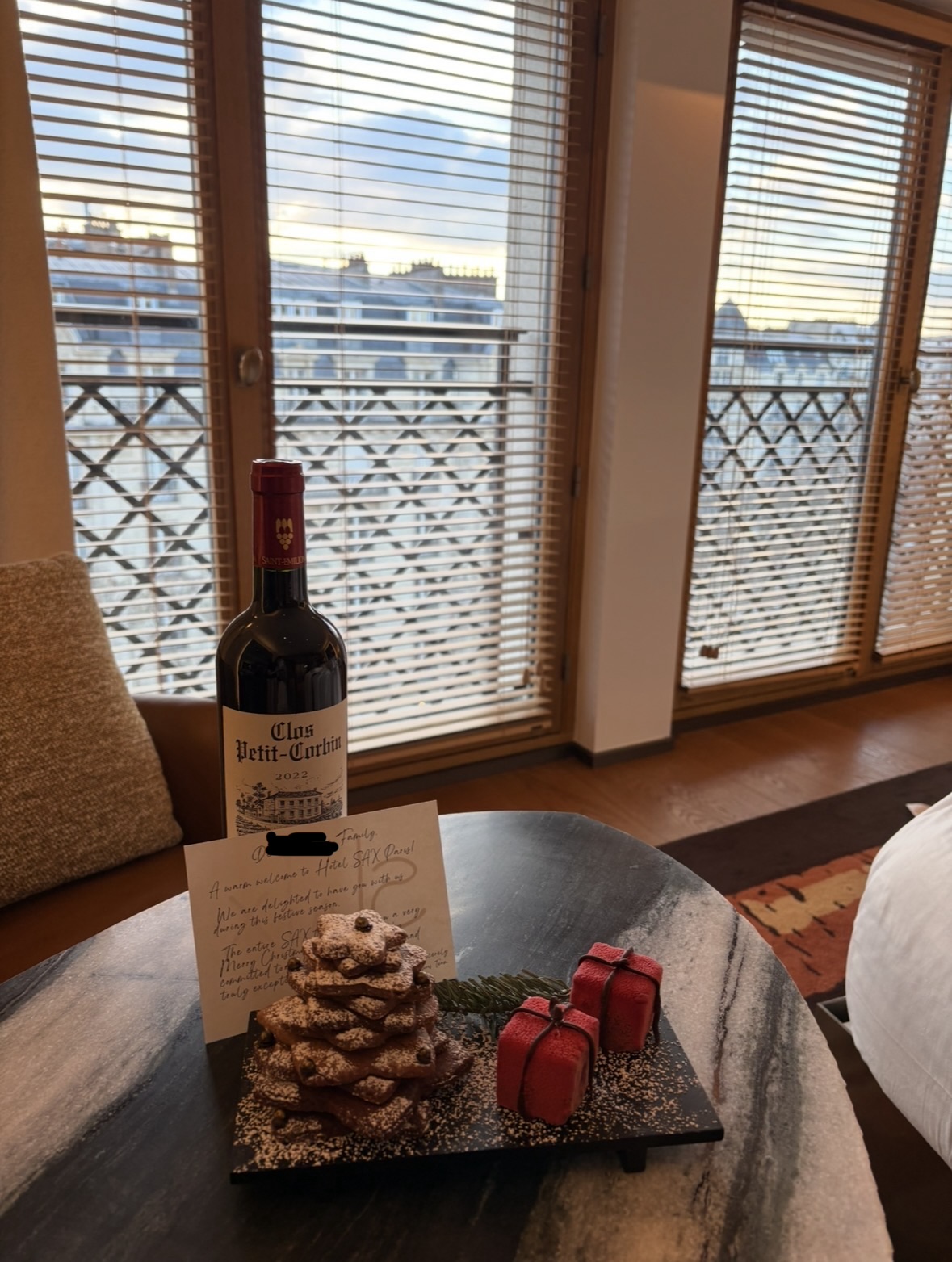 テーブルに置かれたワインボトルとグラス