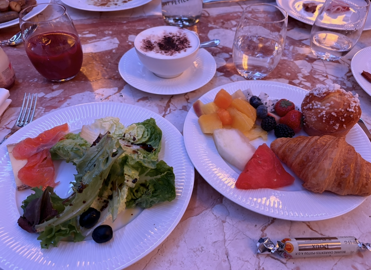 テーブルの上の食事