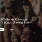 手を挙げている男性