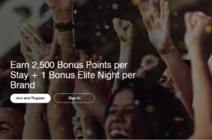 手を挙げている男性