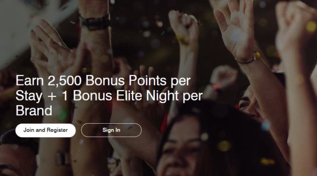 手を挙げている男性