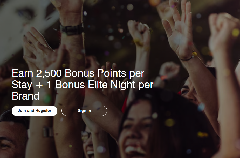 手を挙げている男性