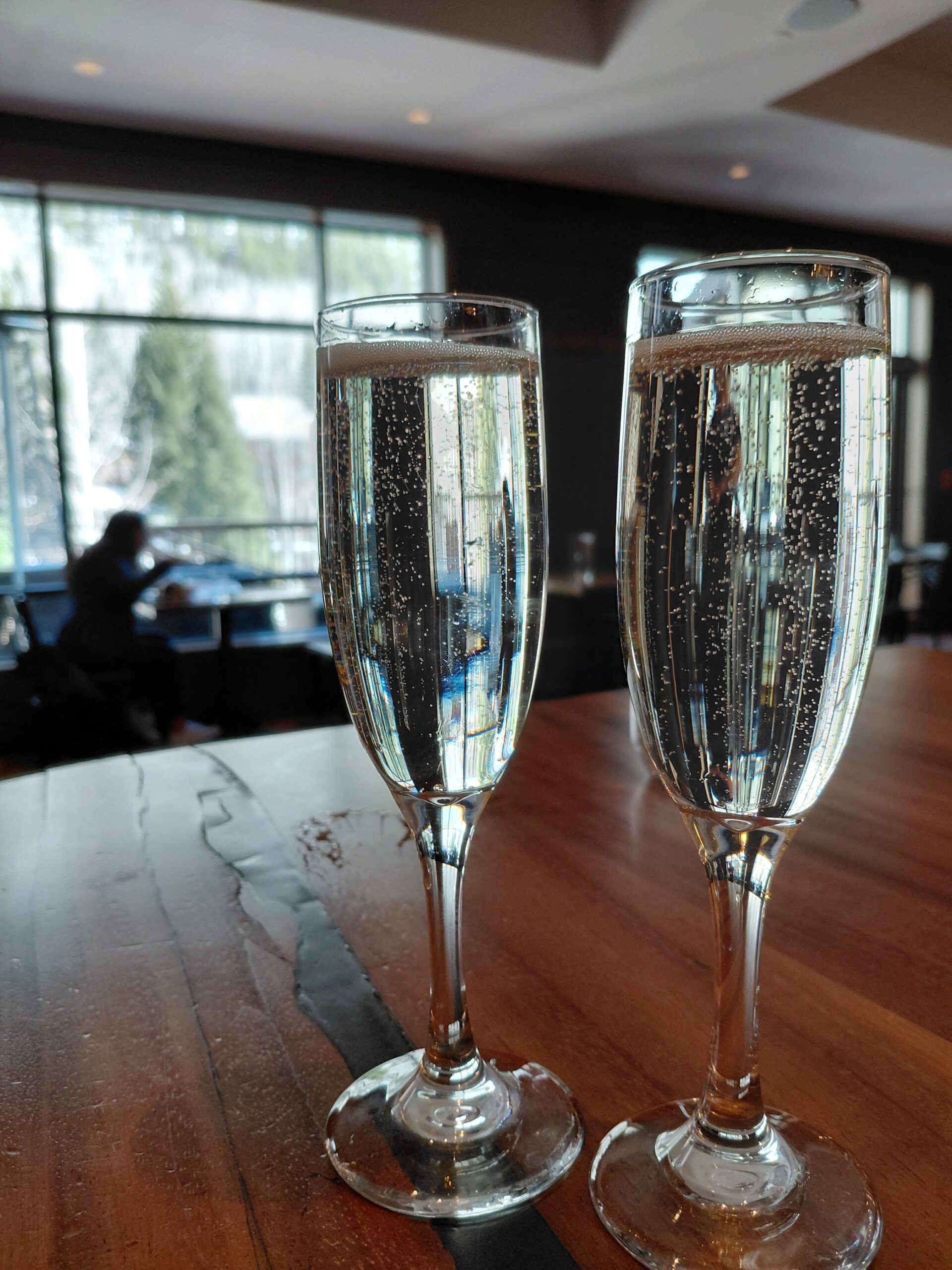 テーブルの上にあるワイングラス