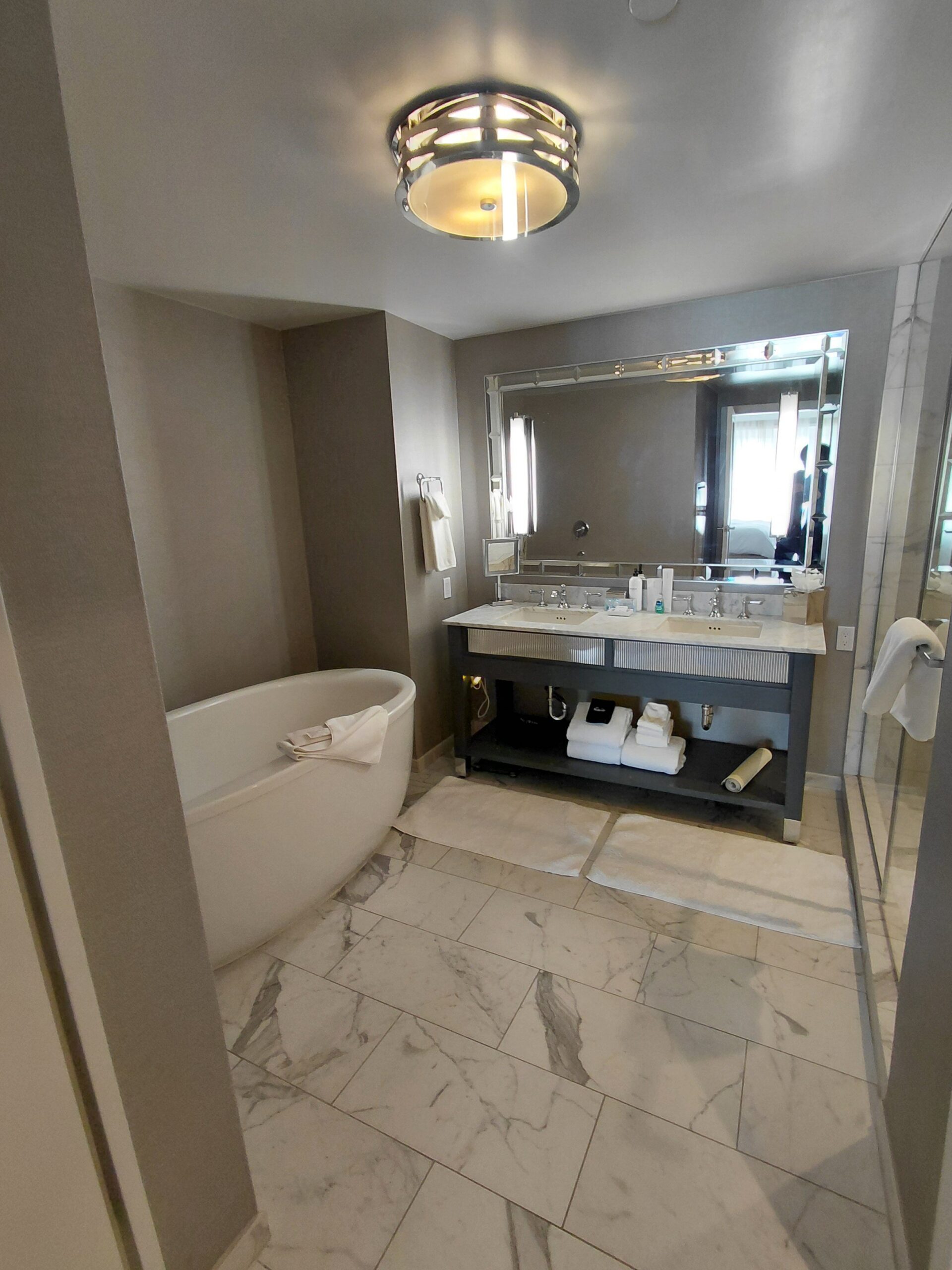 寝室の一角にある洗面台