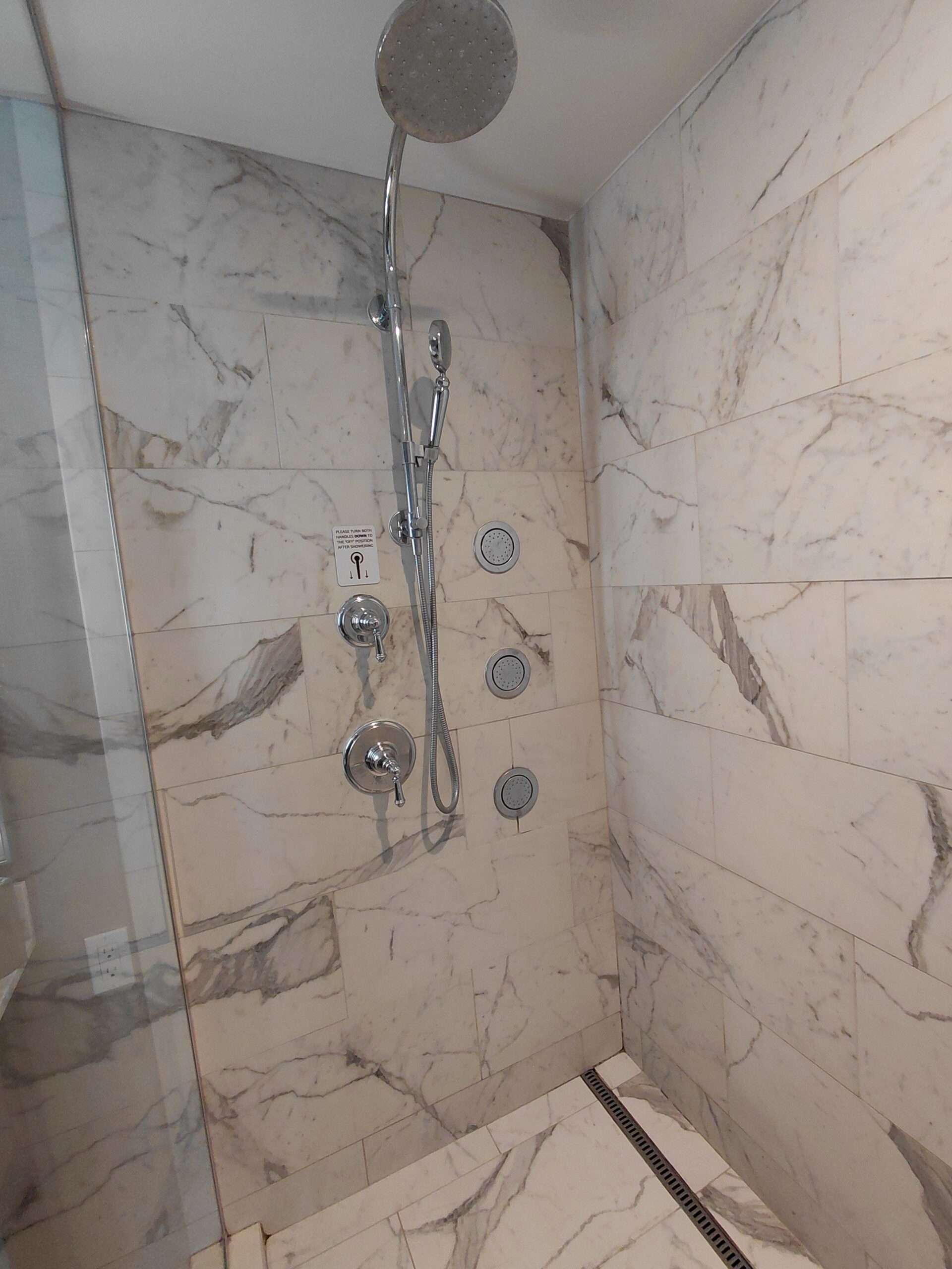 壁に掛けられた絵