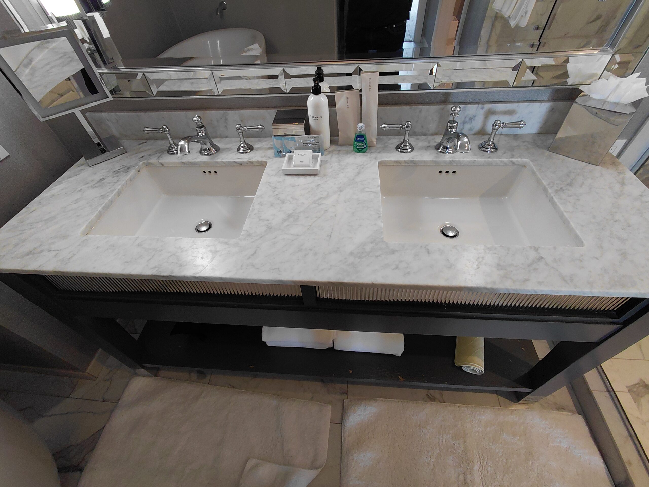 鏡のある洗面台