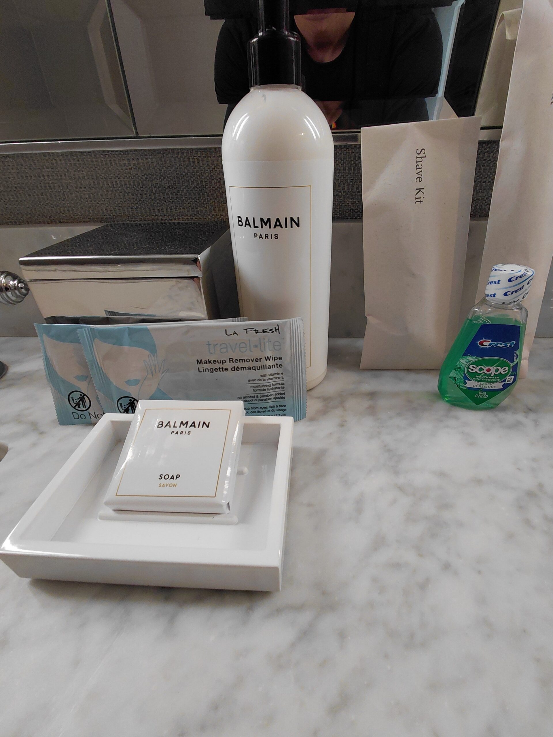 カウンターの上に置かれたボトル