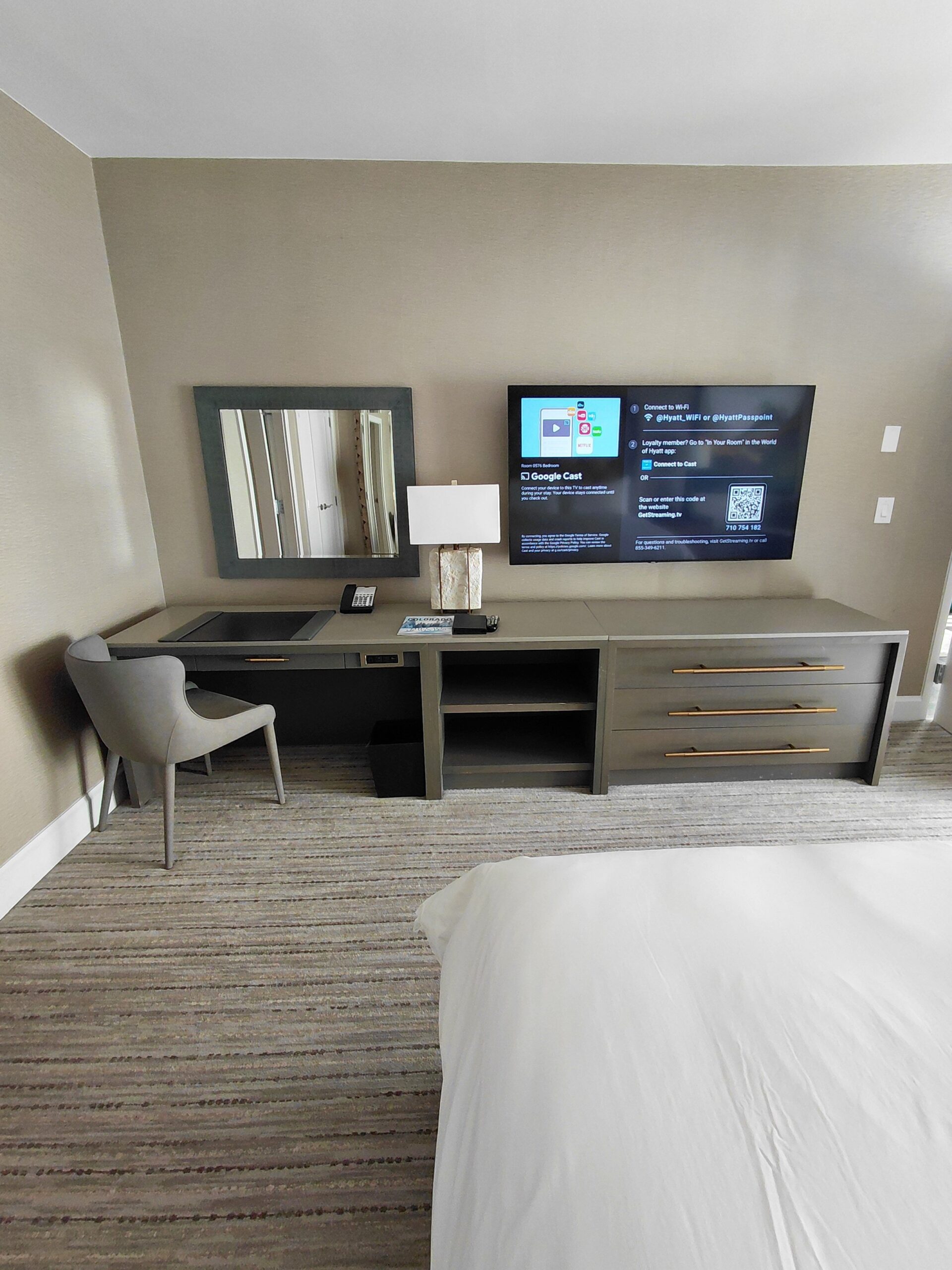 部屋の隅に置かれたテレビ