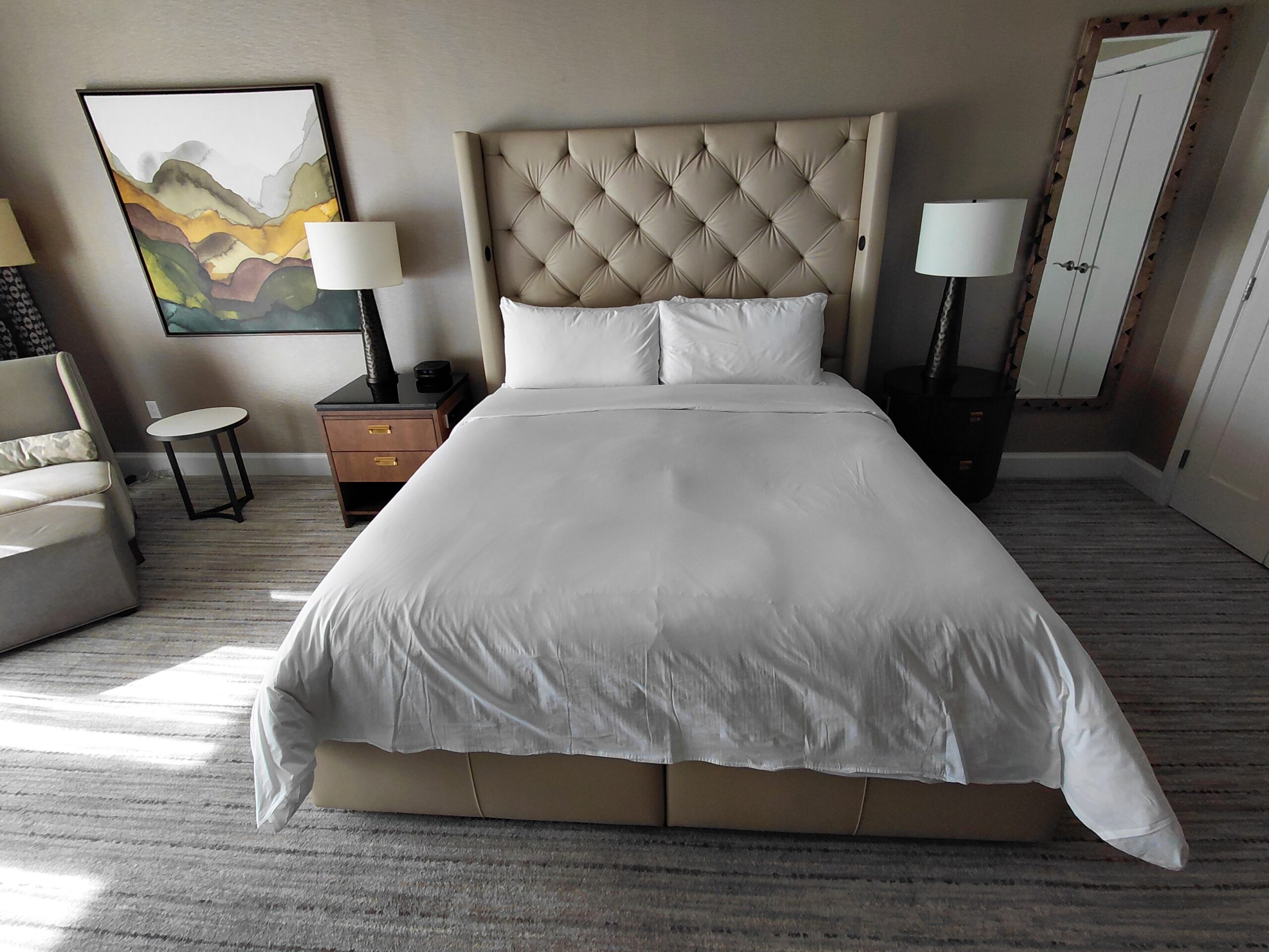 寝室の一角にあるベット