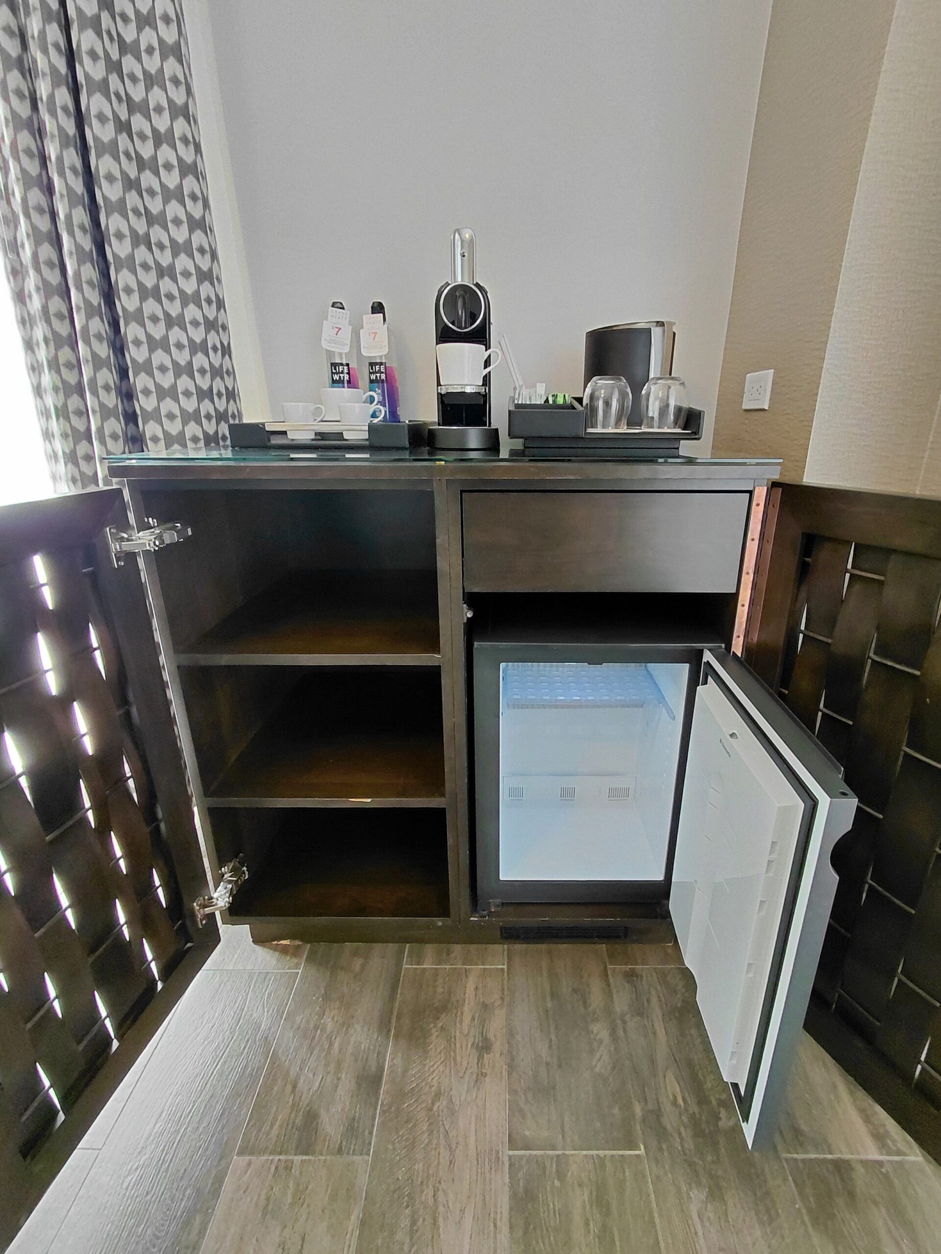 カウンターの上に電子レンジがある