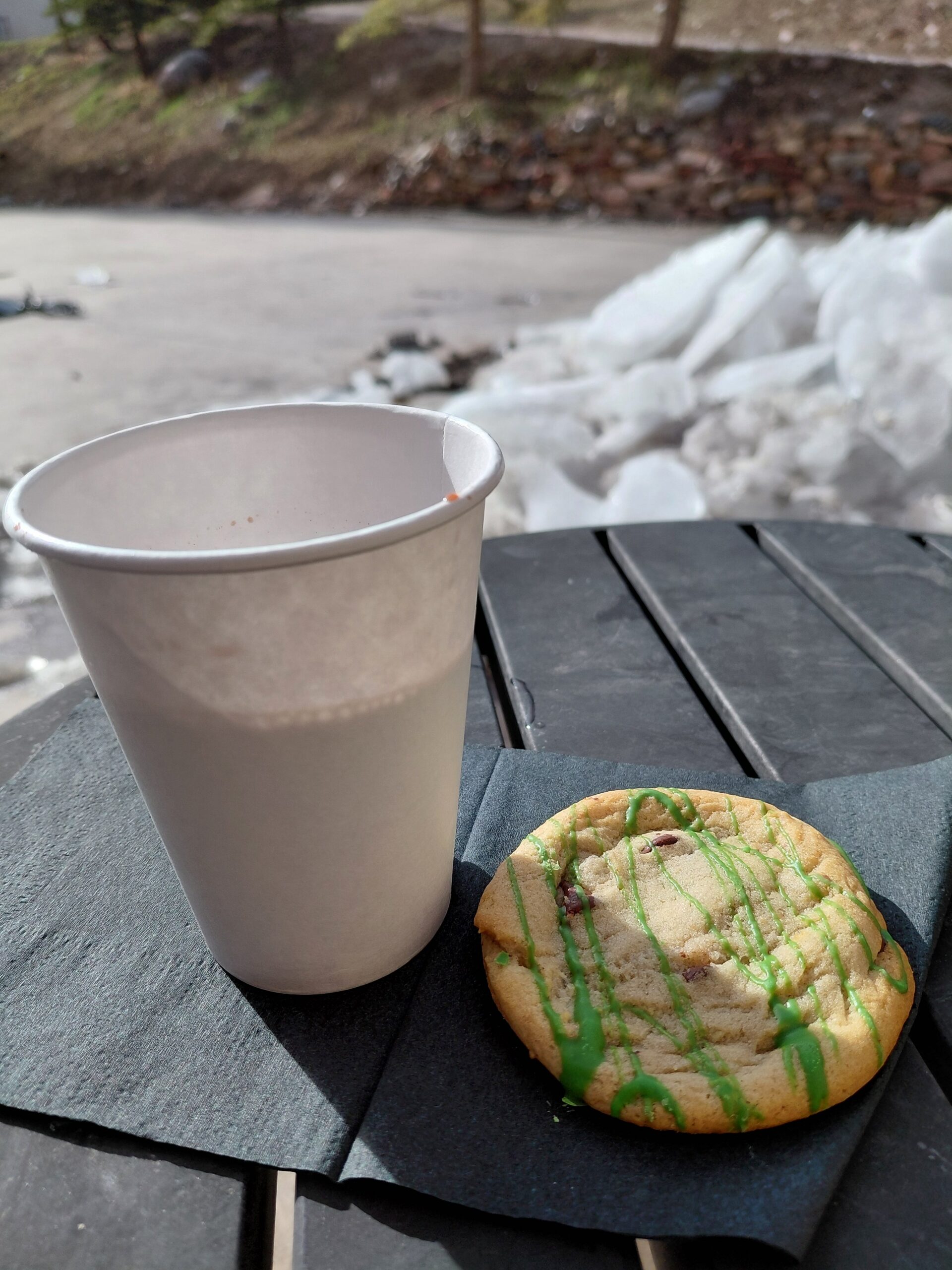 テーブルの上にあるコーヒー