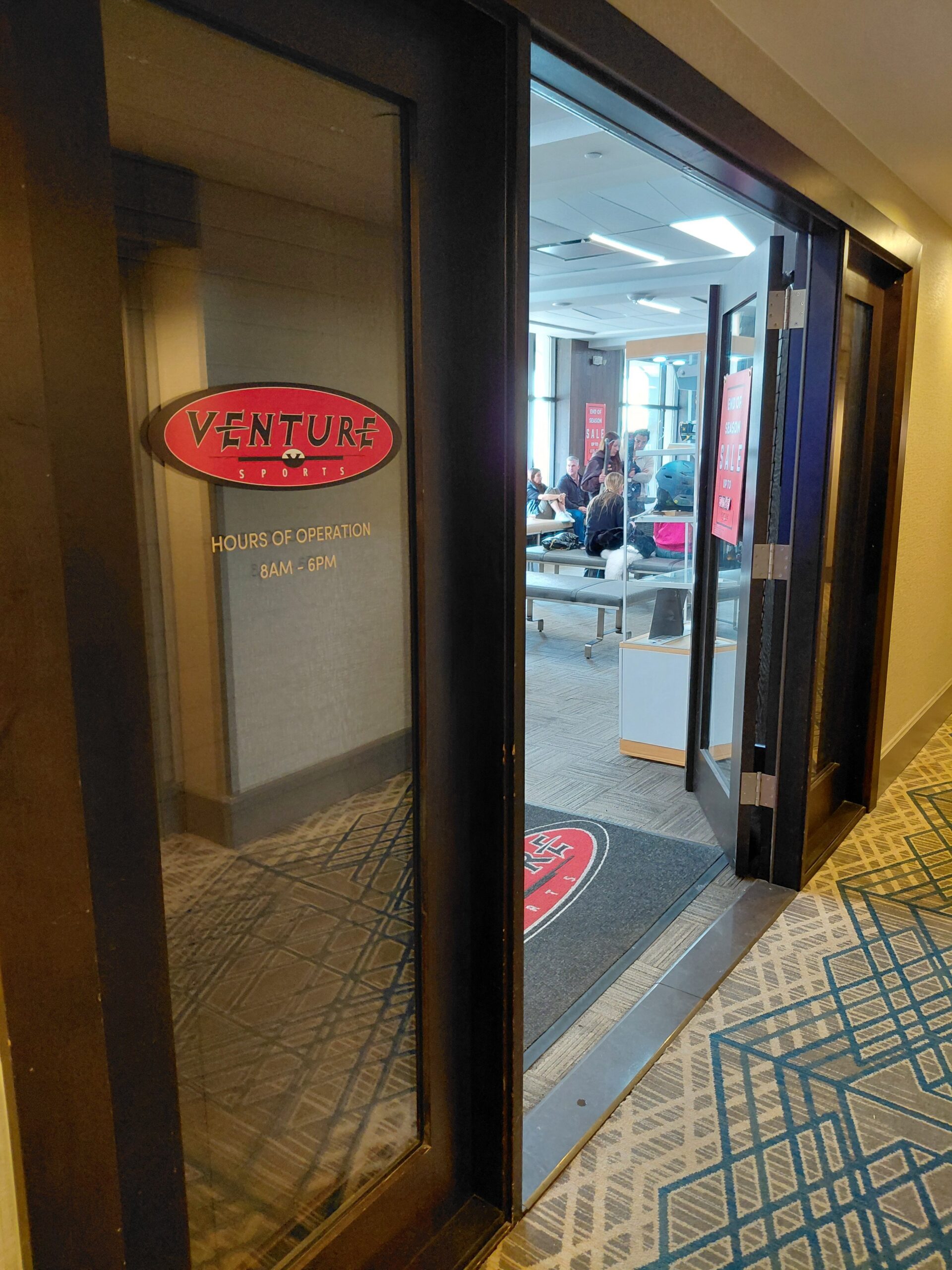 店のドアに貼ってあるポスター