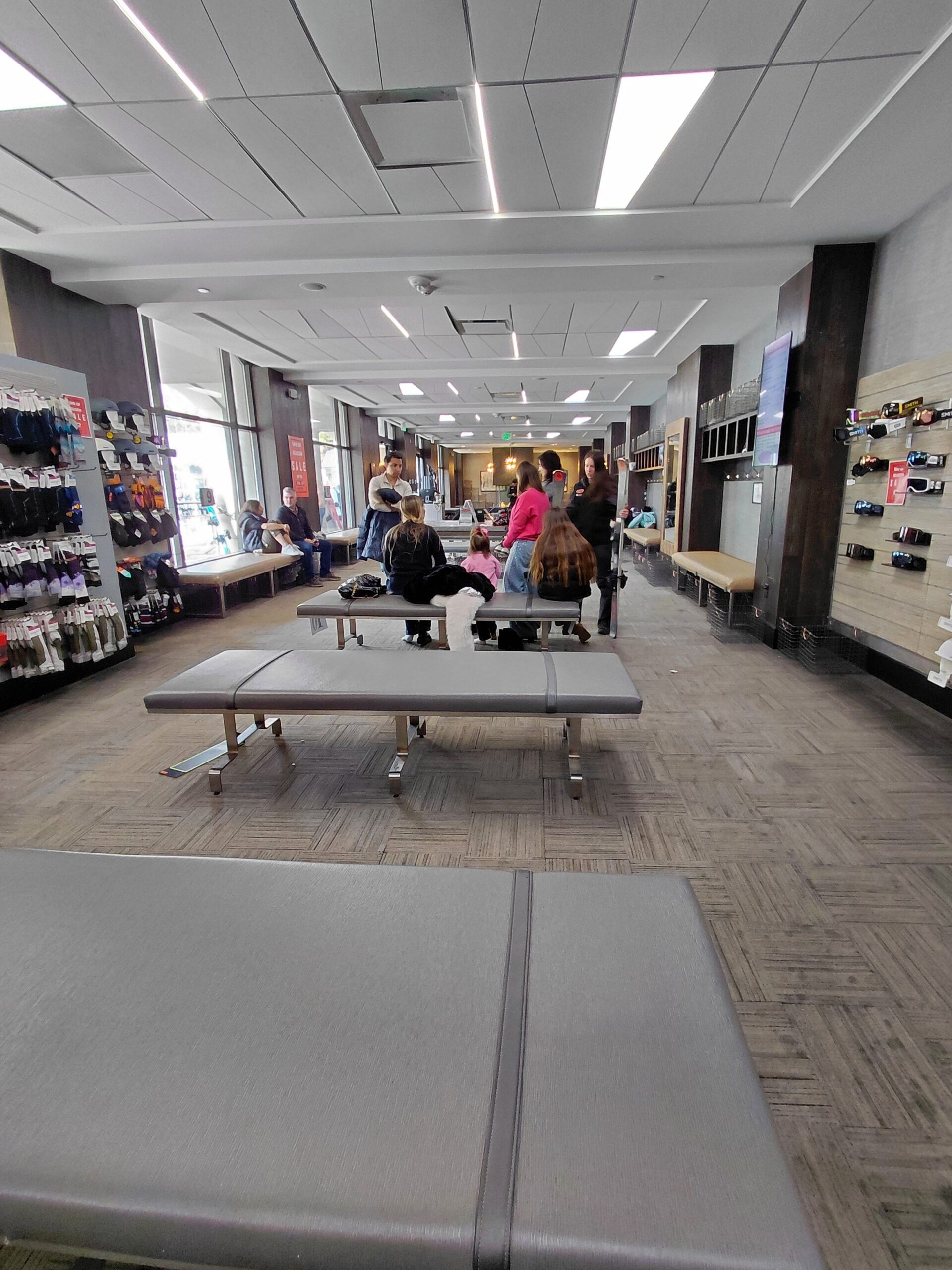 部屋の中にあるベンチ