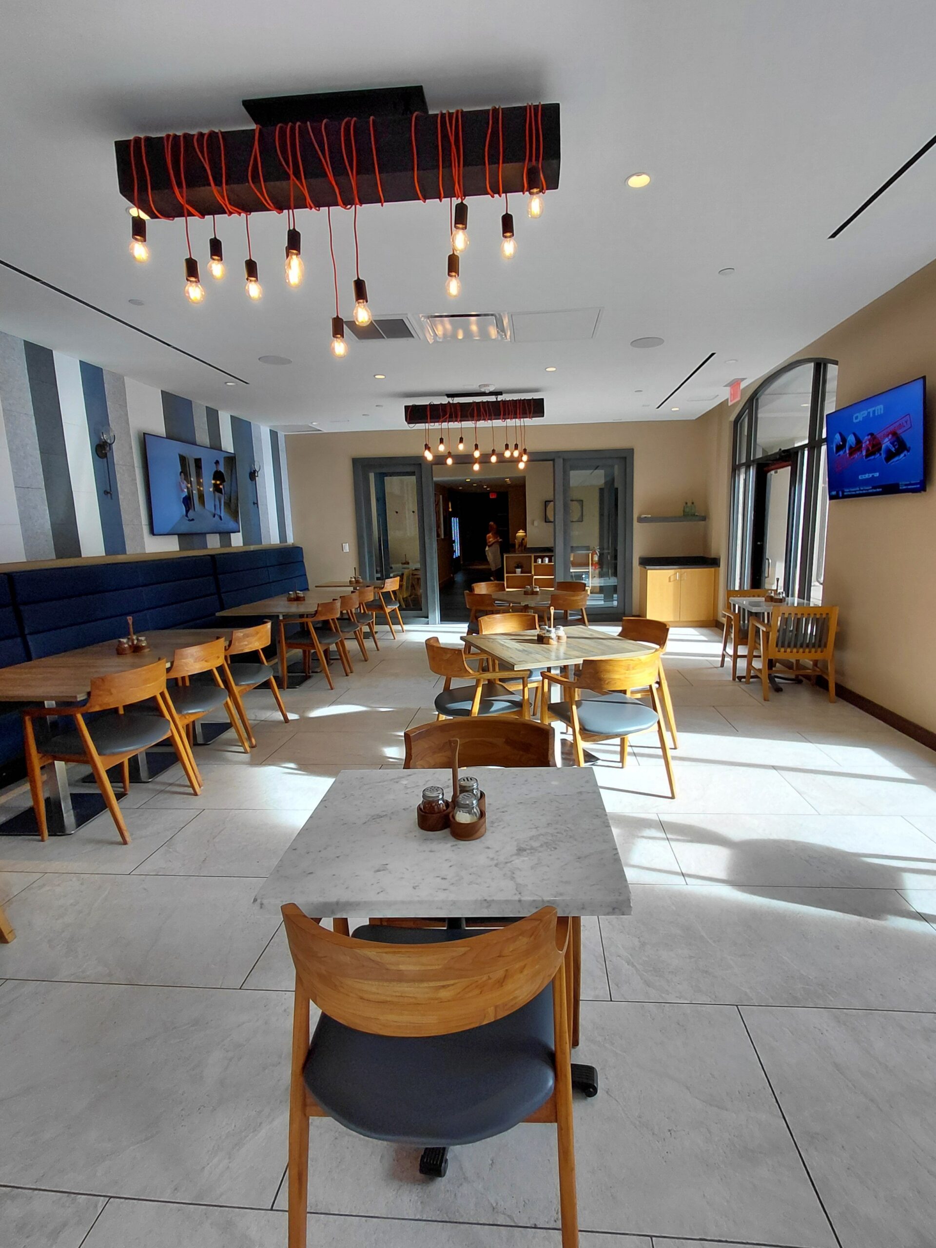 椅子がたくさんある部屋