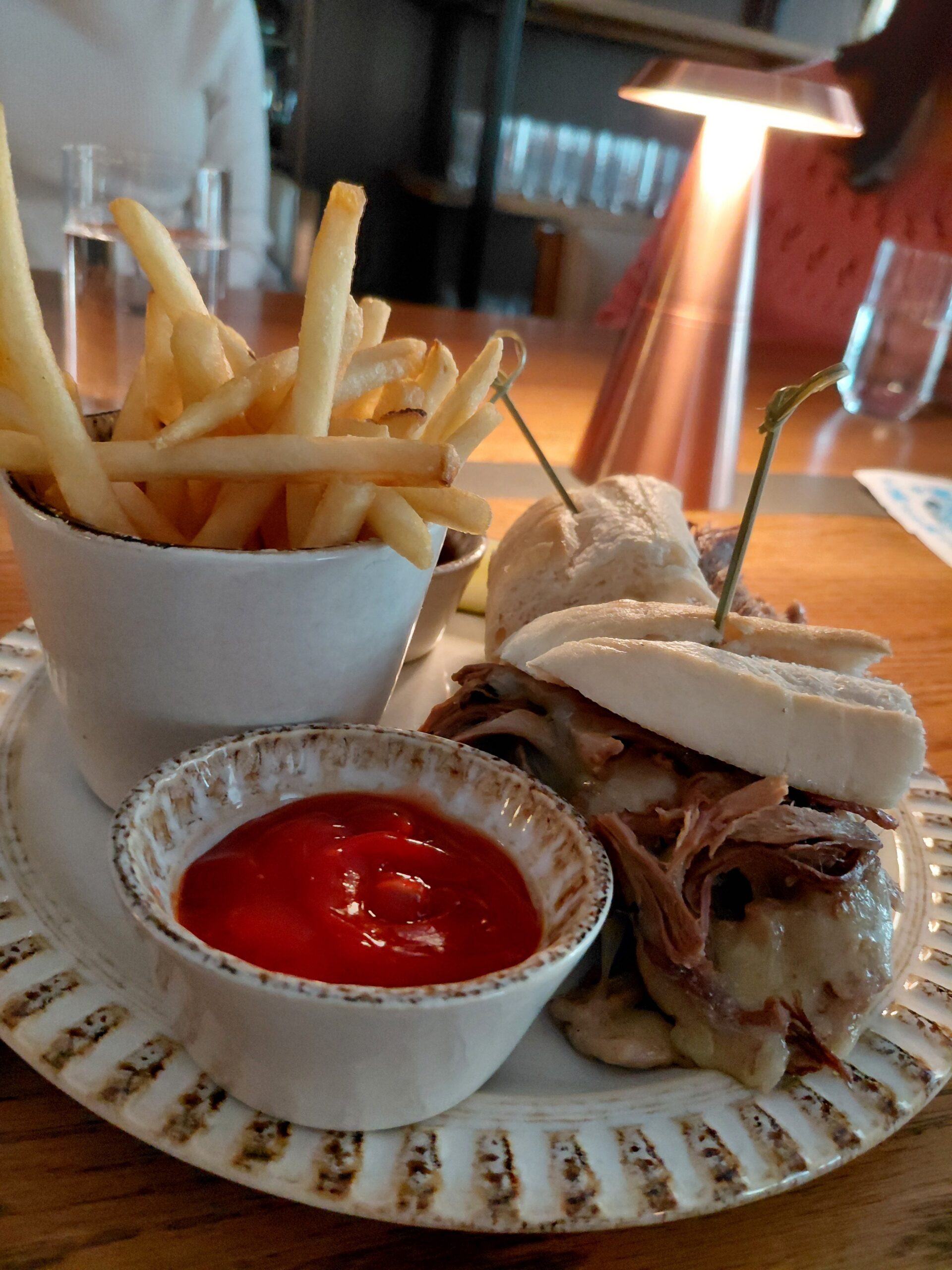 皿の上の食べ物