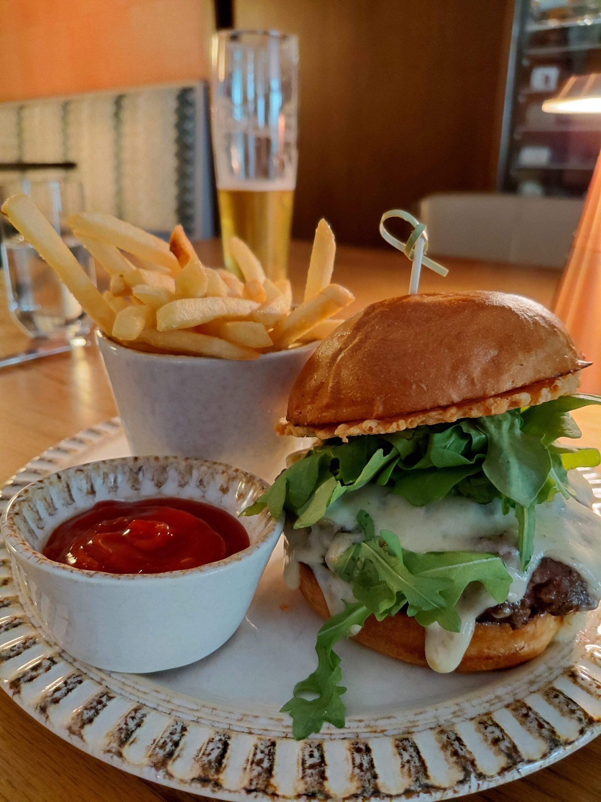 皿の上のサンドイッチ