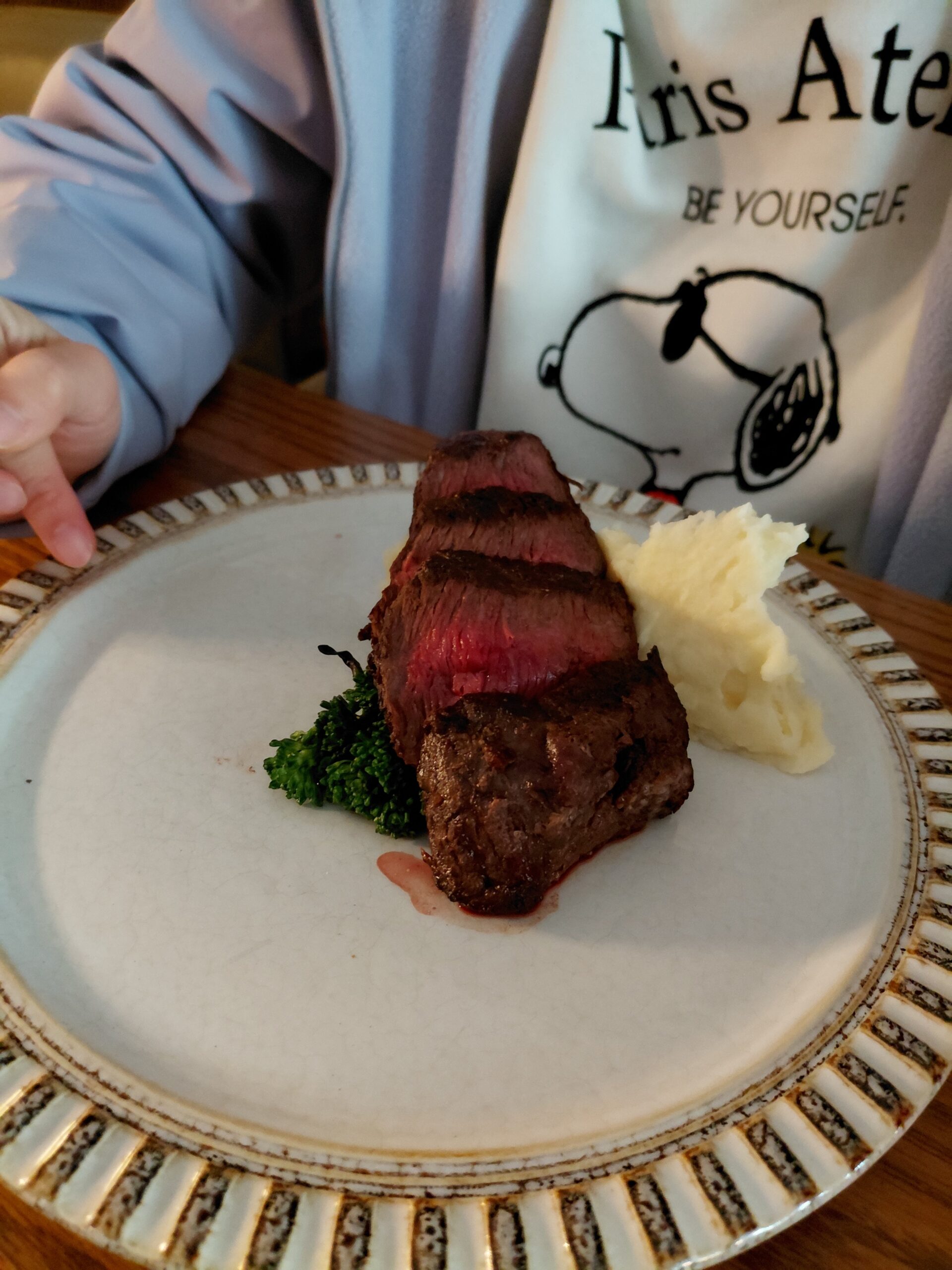 皿の上の食べかけのケーキ