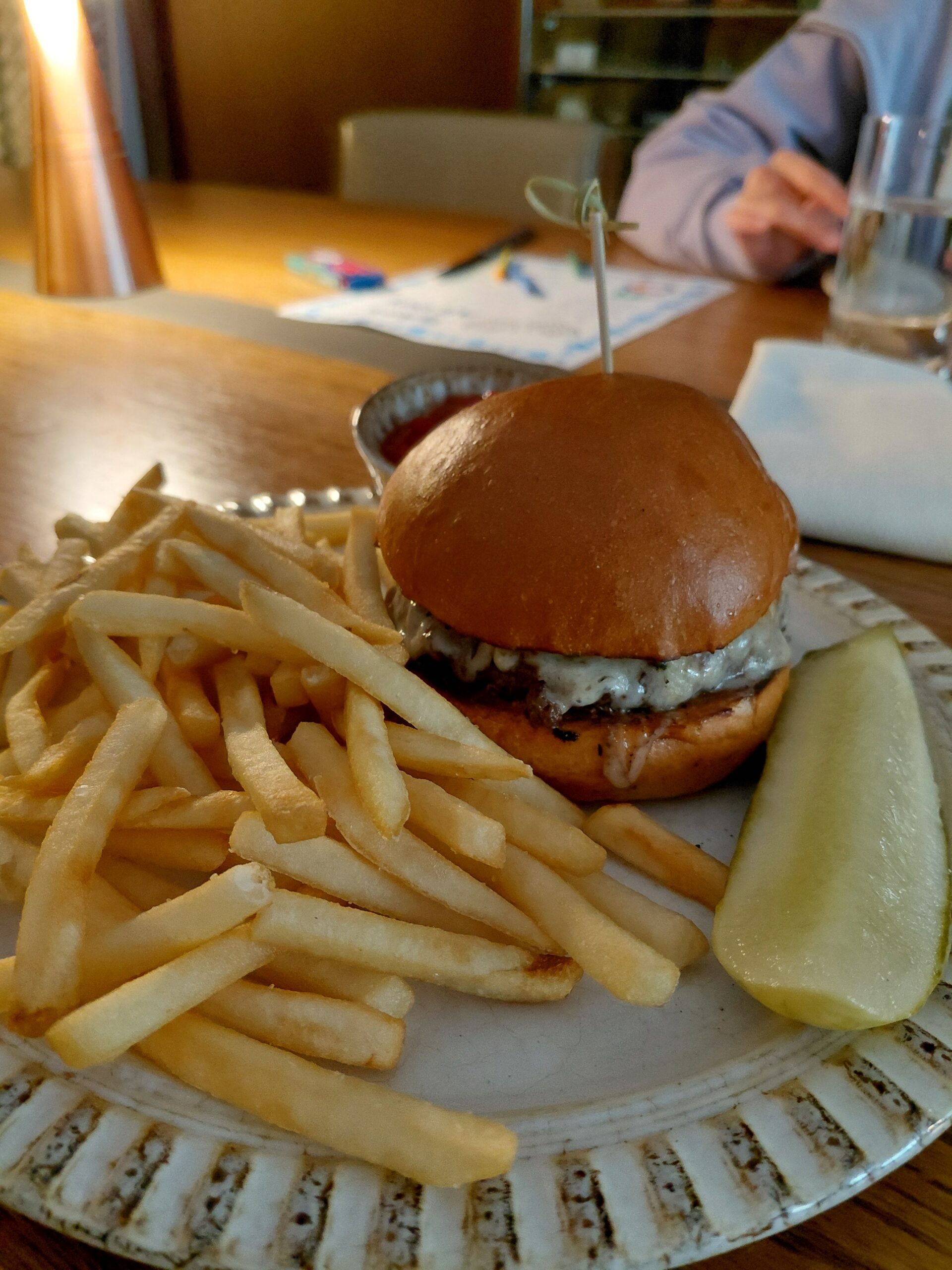 皿の上のサンドイッチとポテトフライ