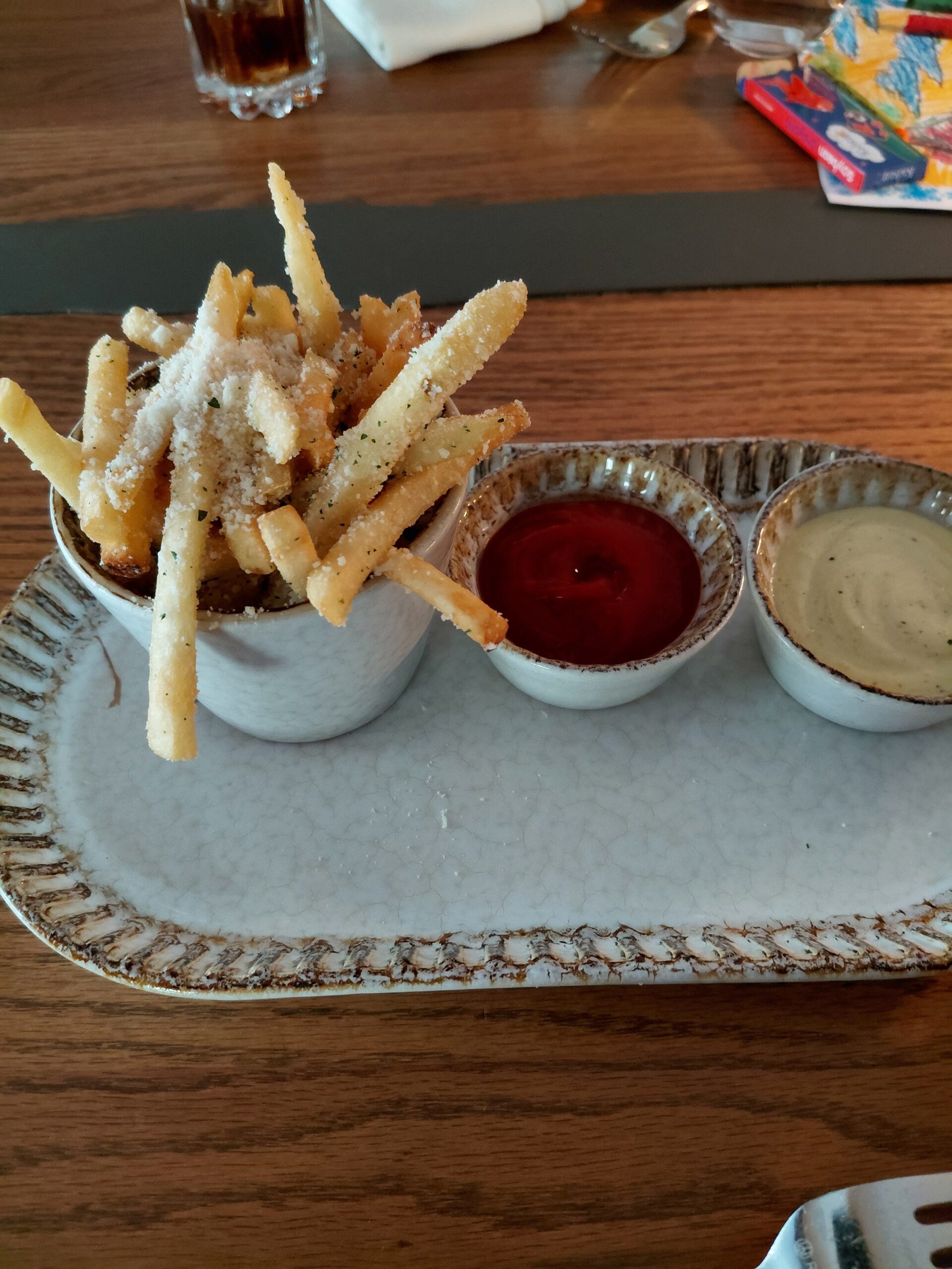 木製テーブルの上にあるケーキ