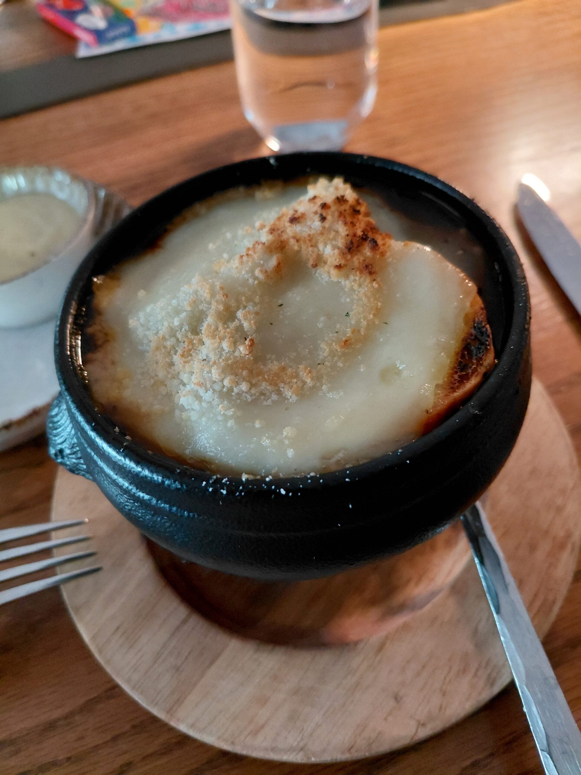 木製テーブルの上にあるスープ