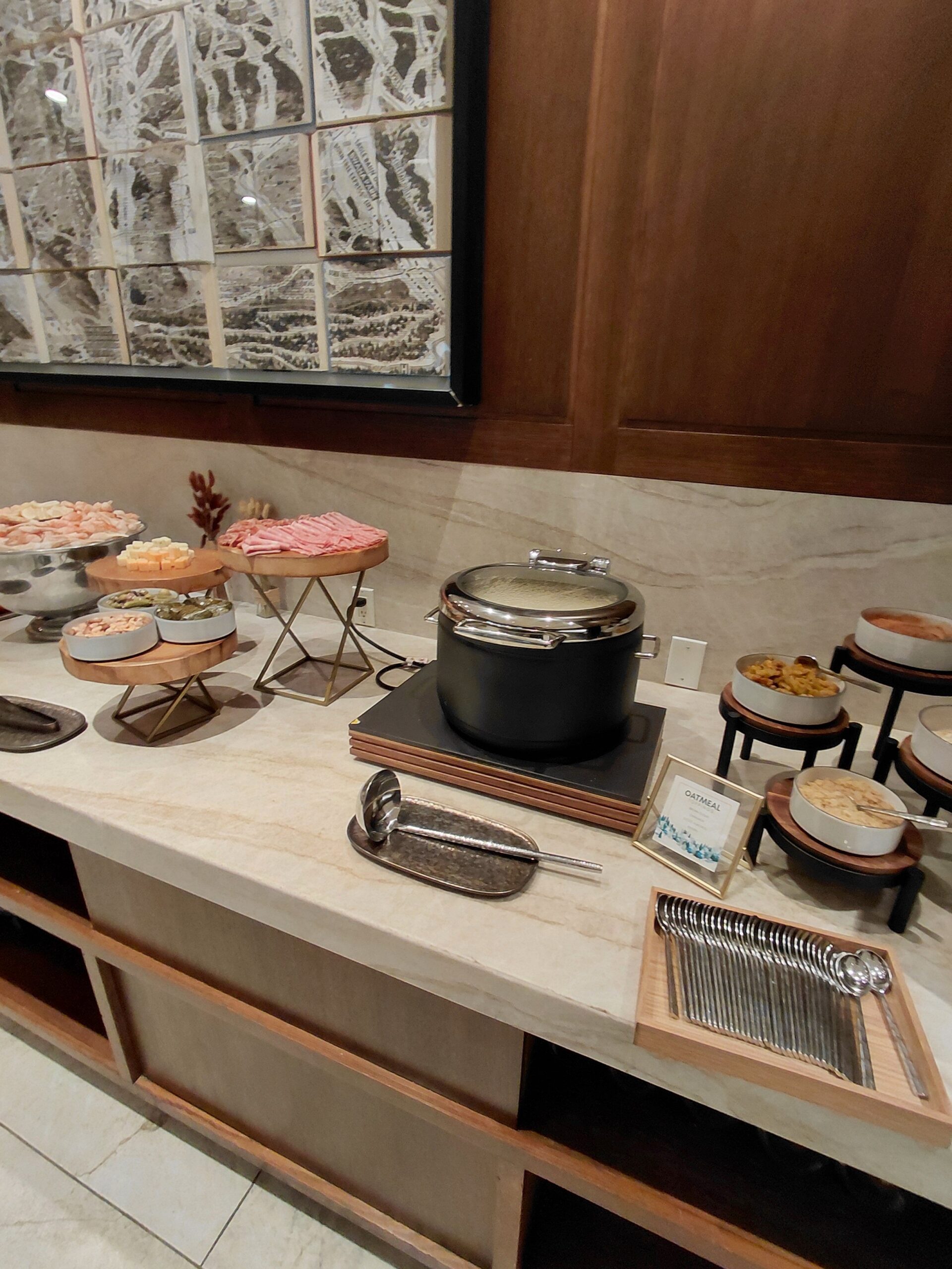 カウンターの上に置かれた料理