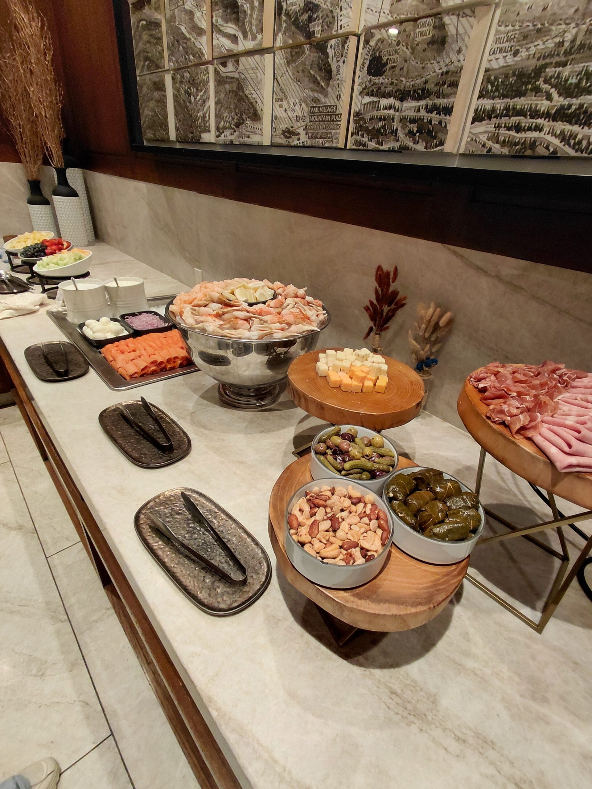 テーブルの上にあるいろんな食べ物