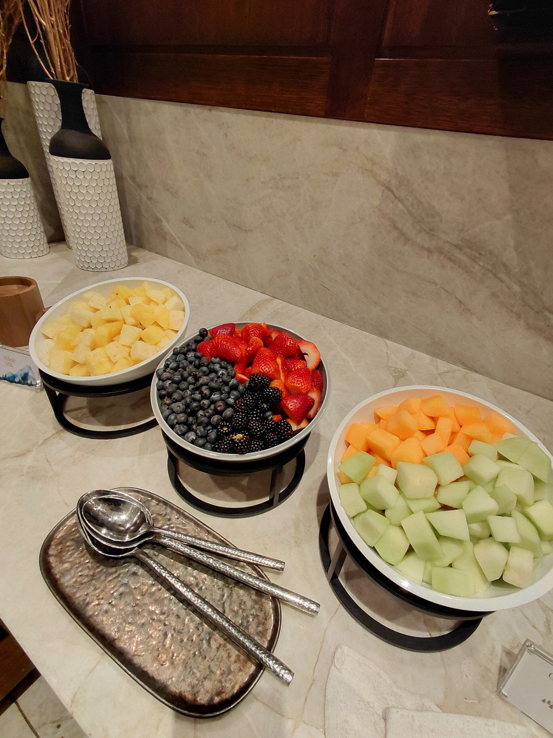 テーブルの上にあるいろんな食べ物