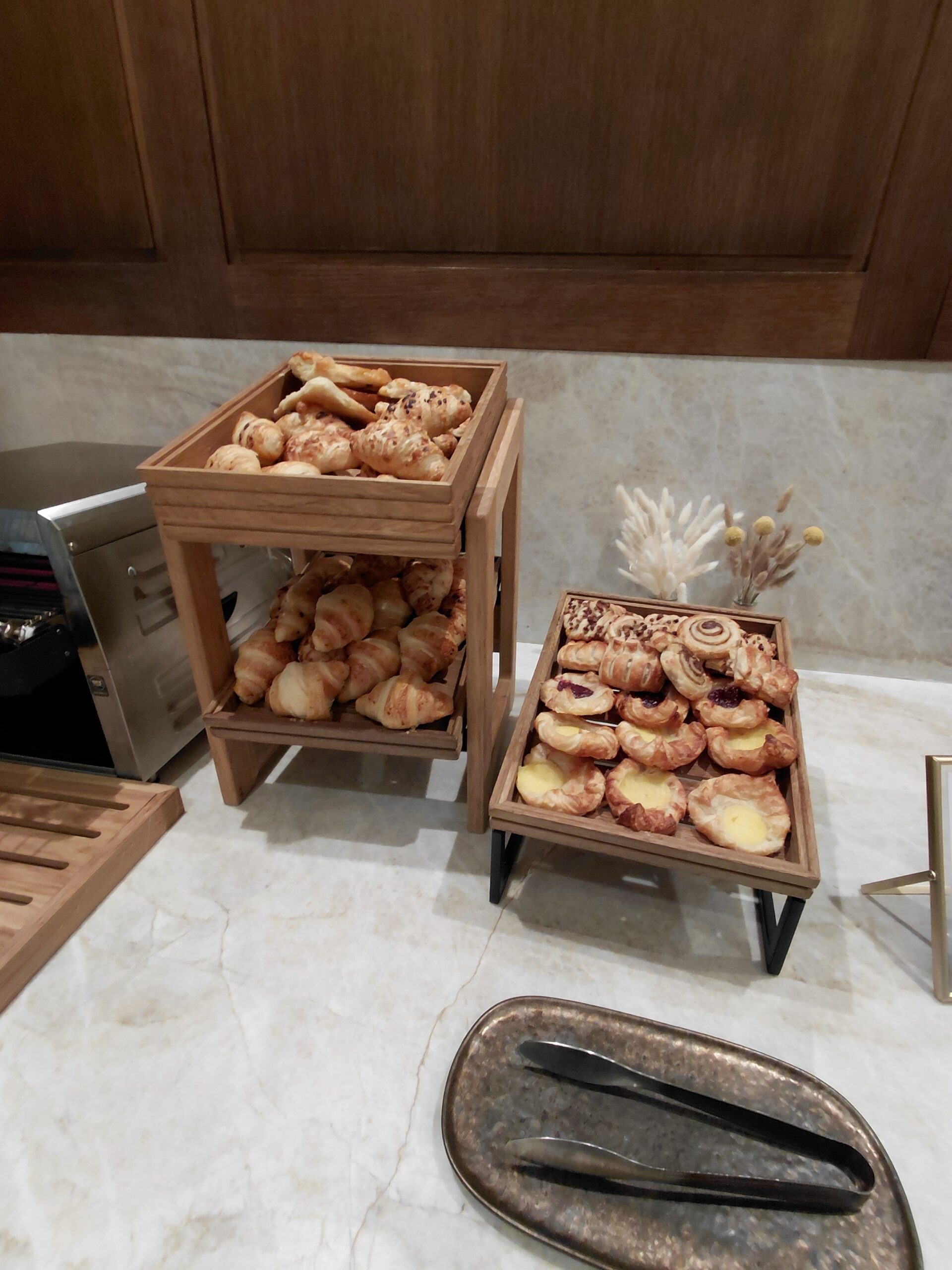 カウンターに置かれた食べ物