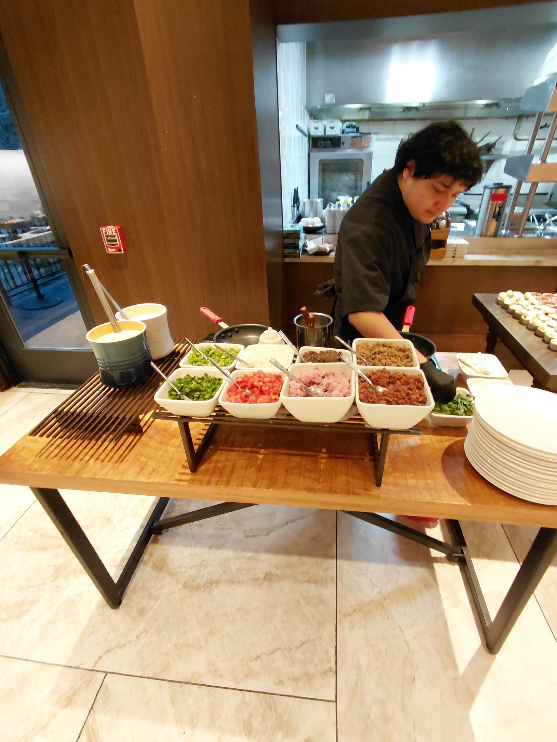 レストランのテーブルで食事をしている男性