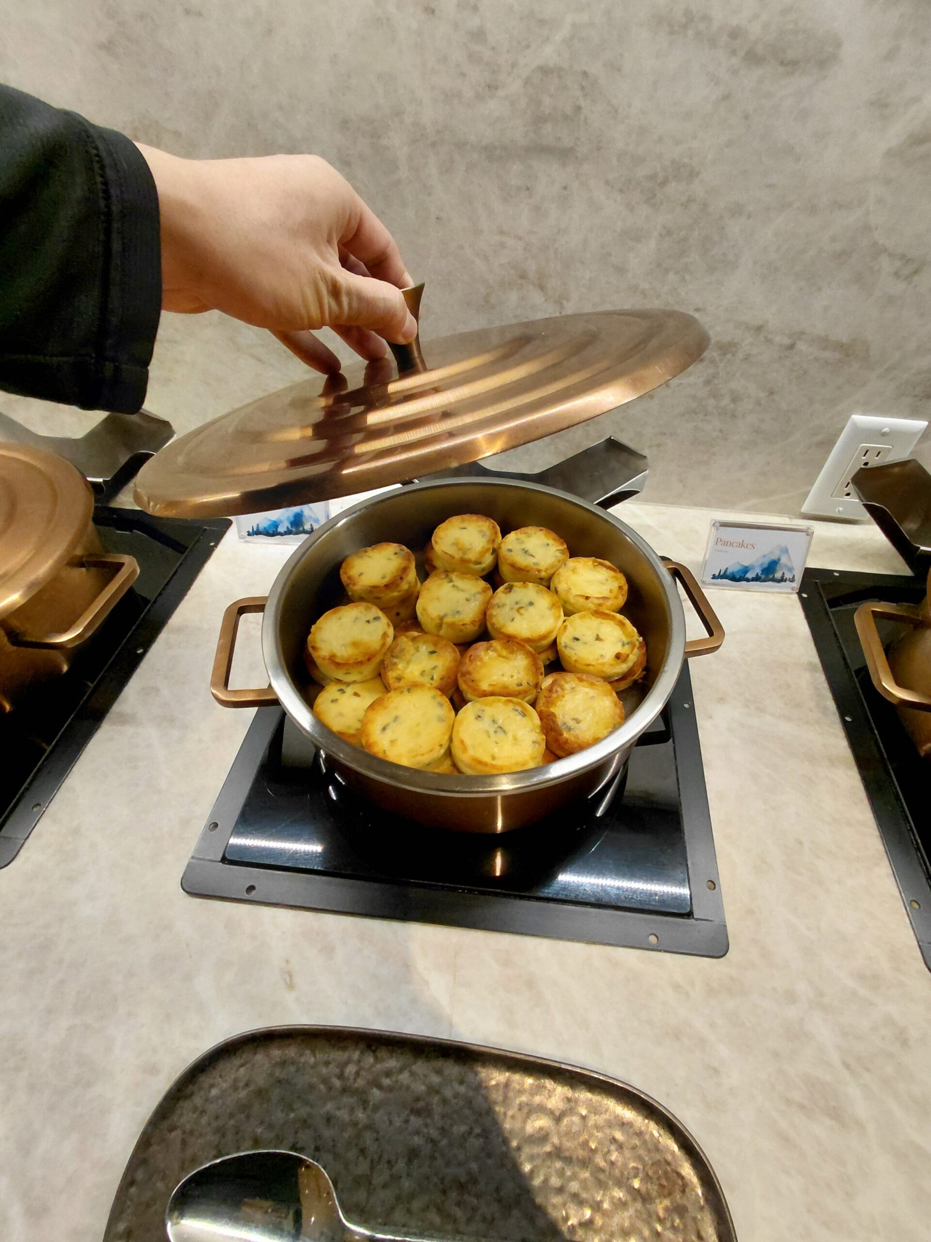 料理をする男性