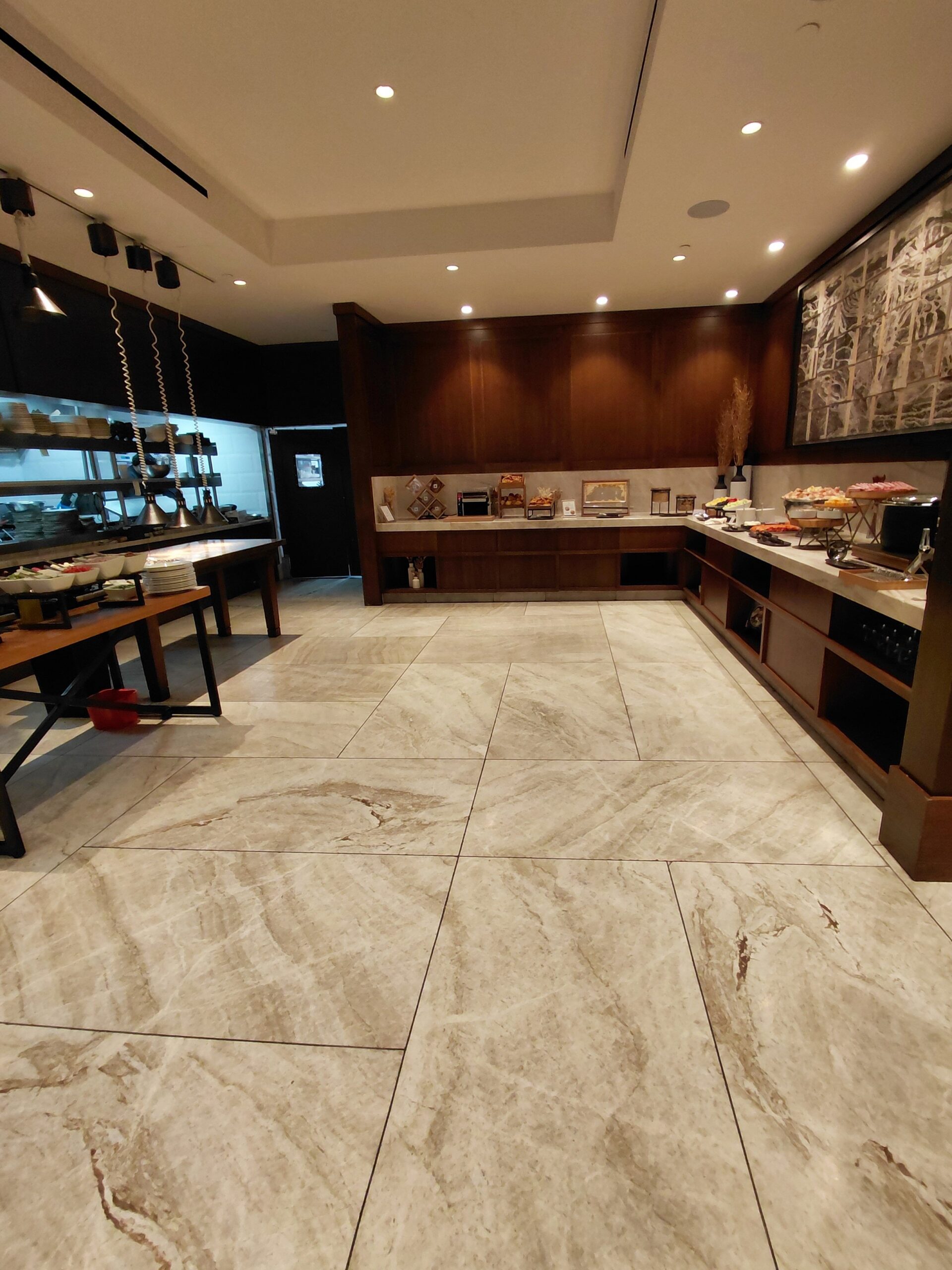 天井から吊るされた部屋