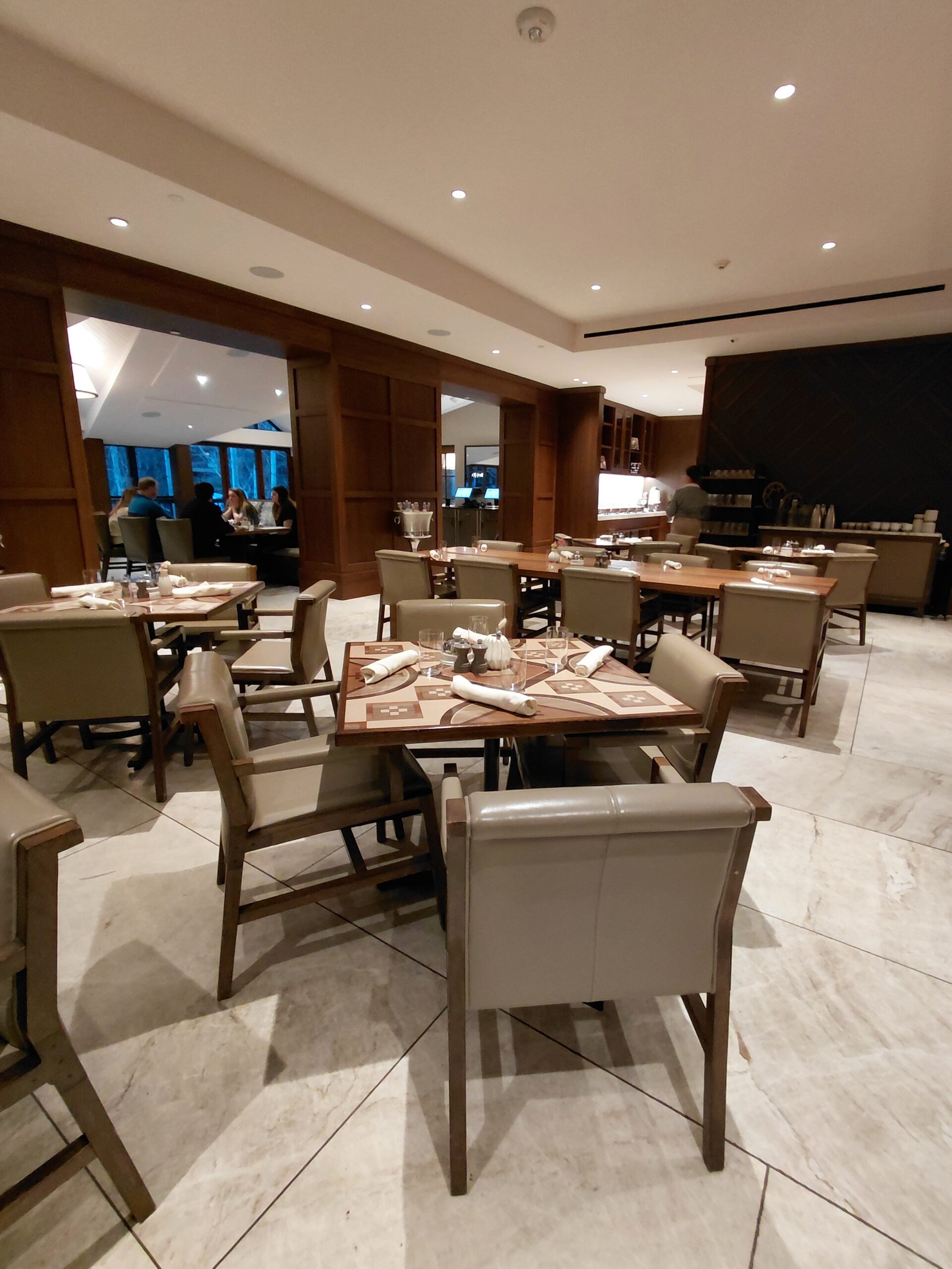 テーブルの上にある数種類の椅子が並んだ部屋