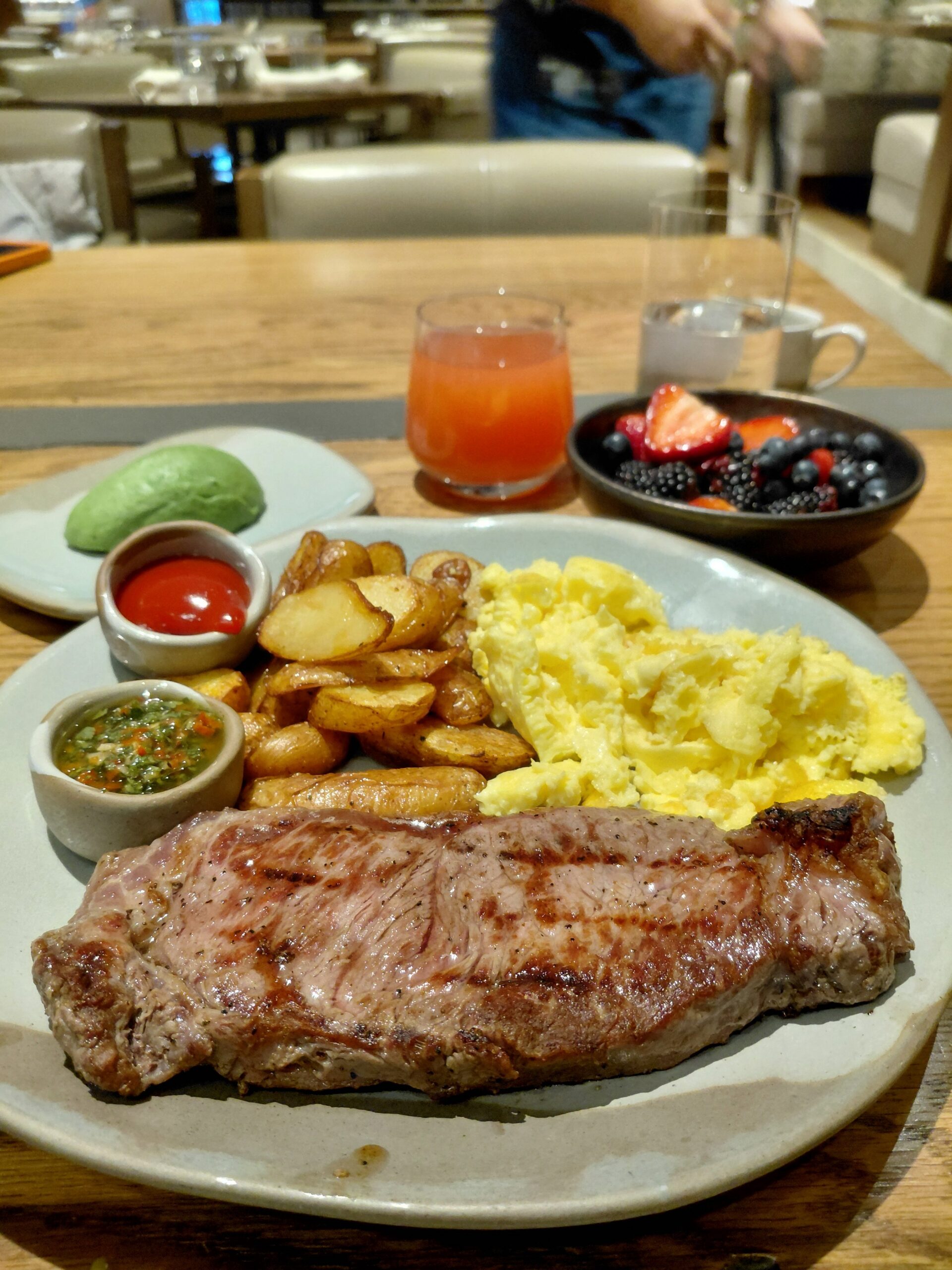 皿の上の食事と飲み物