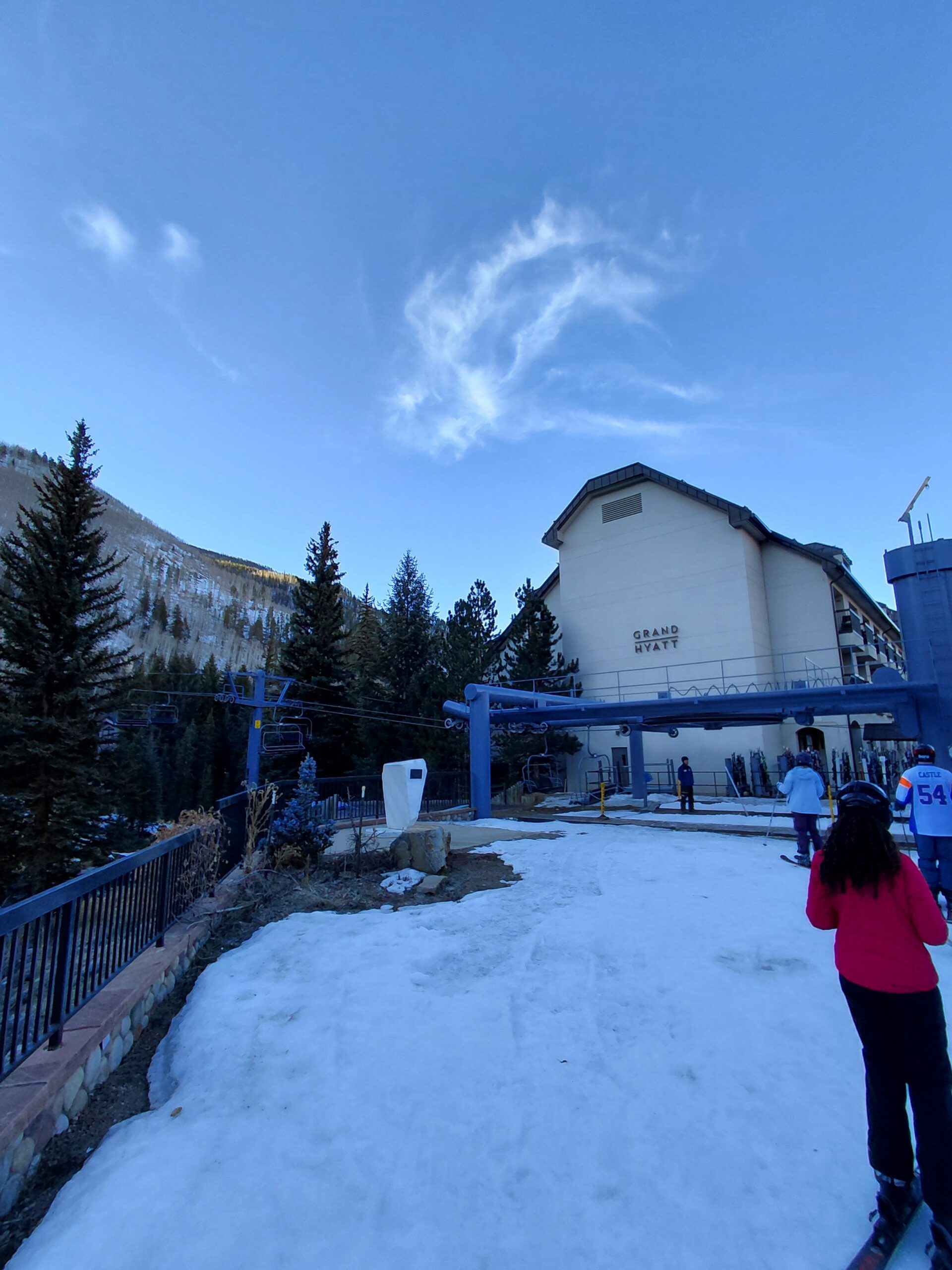 雪が積もっている建物