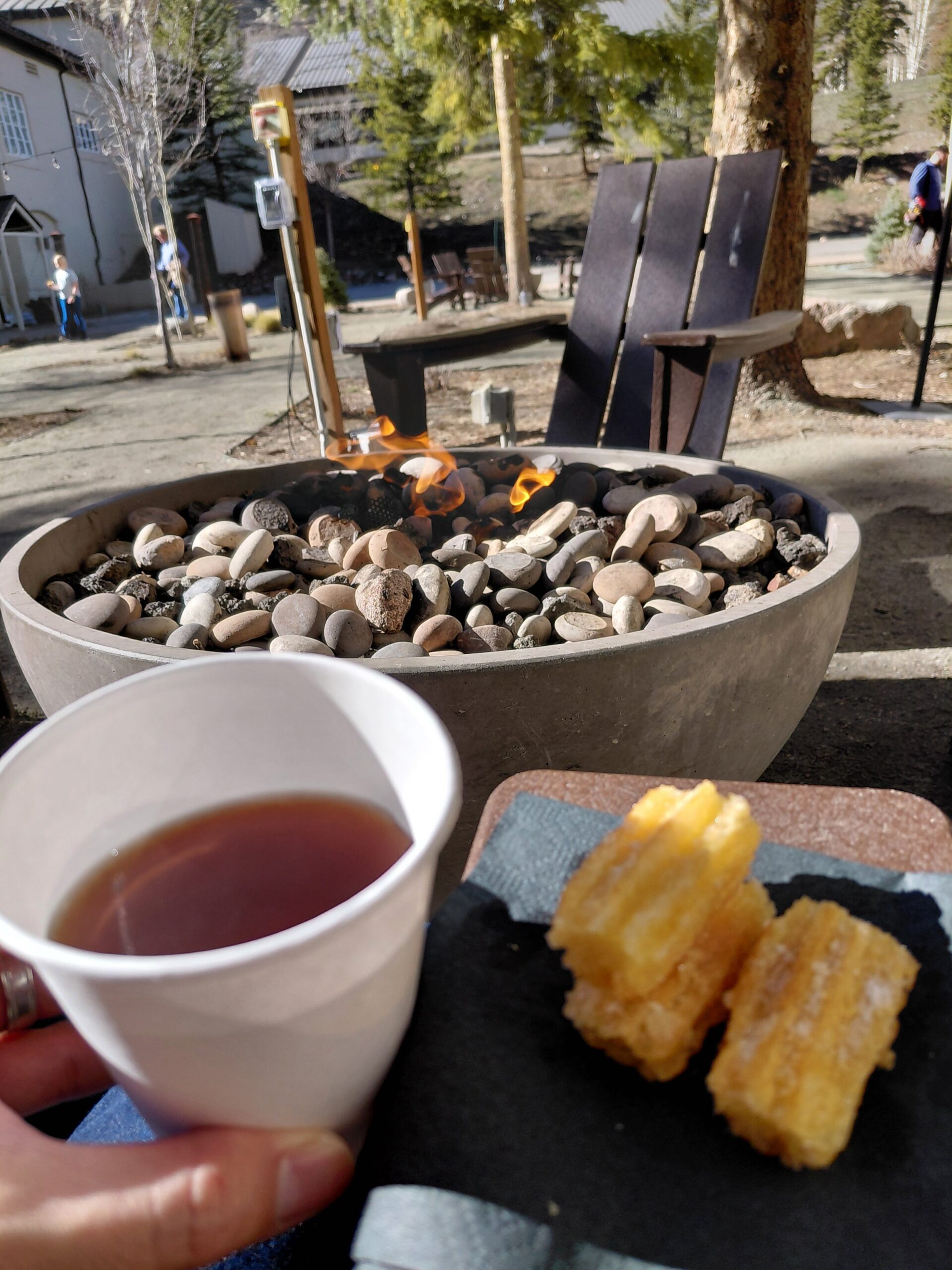 テーブルの上にあるいろんな食べ物